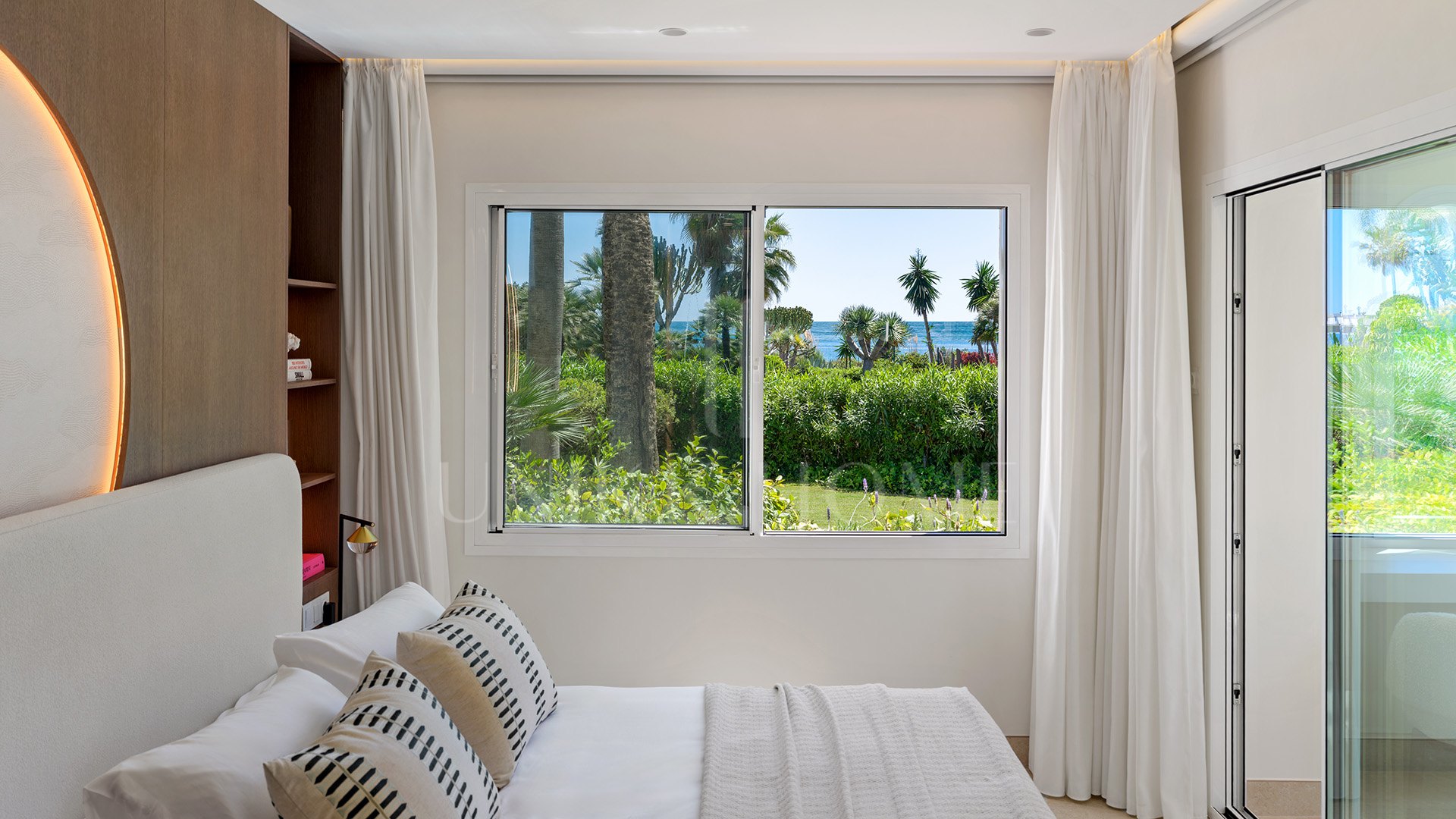 Apartamento en Planta Baja de 3 Dormitorios en Primera Línea de Playa en Venta en Costalita Cádiz, Estepona