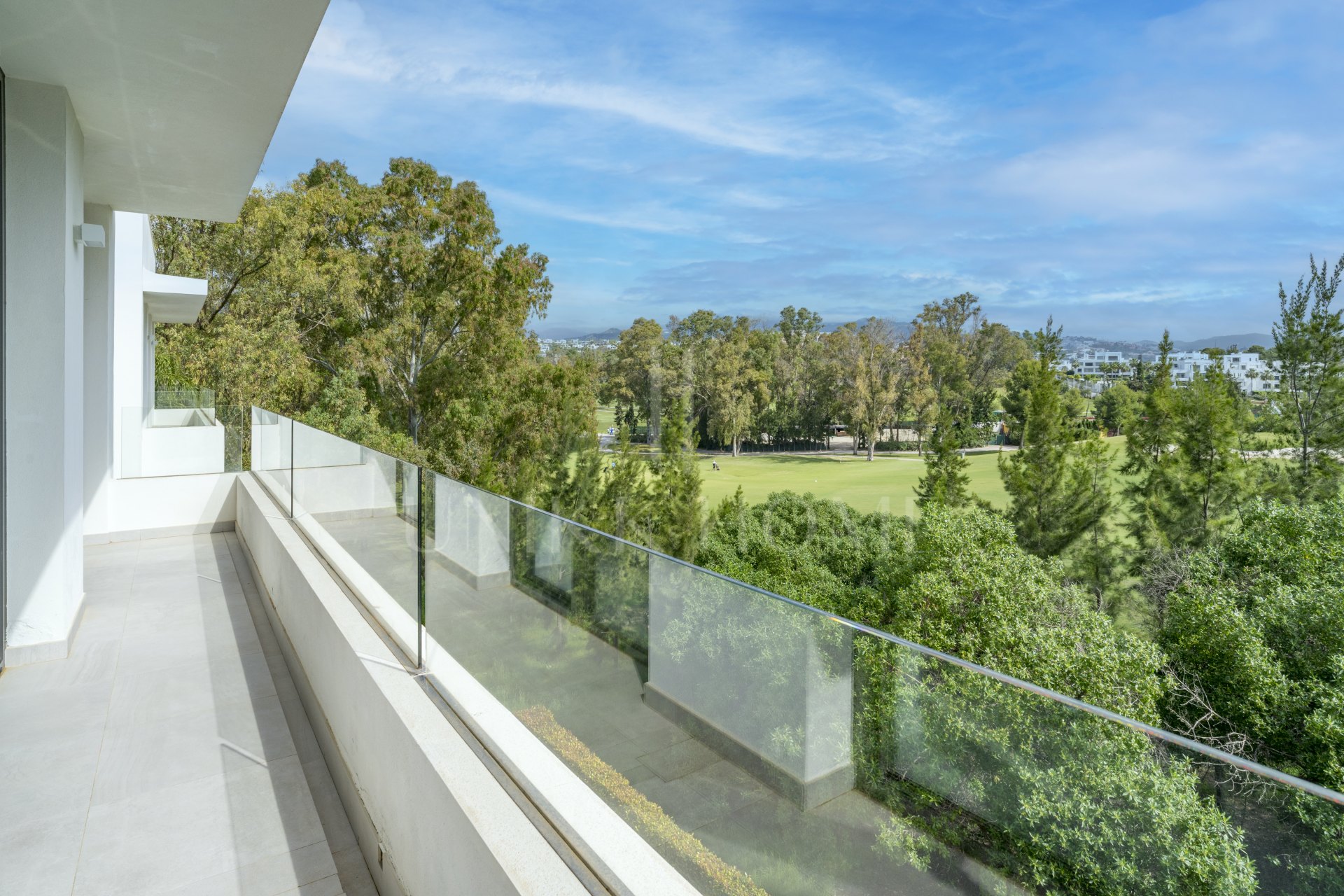 Ático duplex de lujo en Cataleya, Atalaya Golf, Estepona propiedad con 3 dormitorios en venta