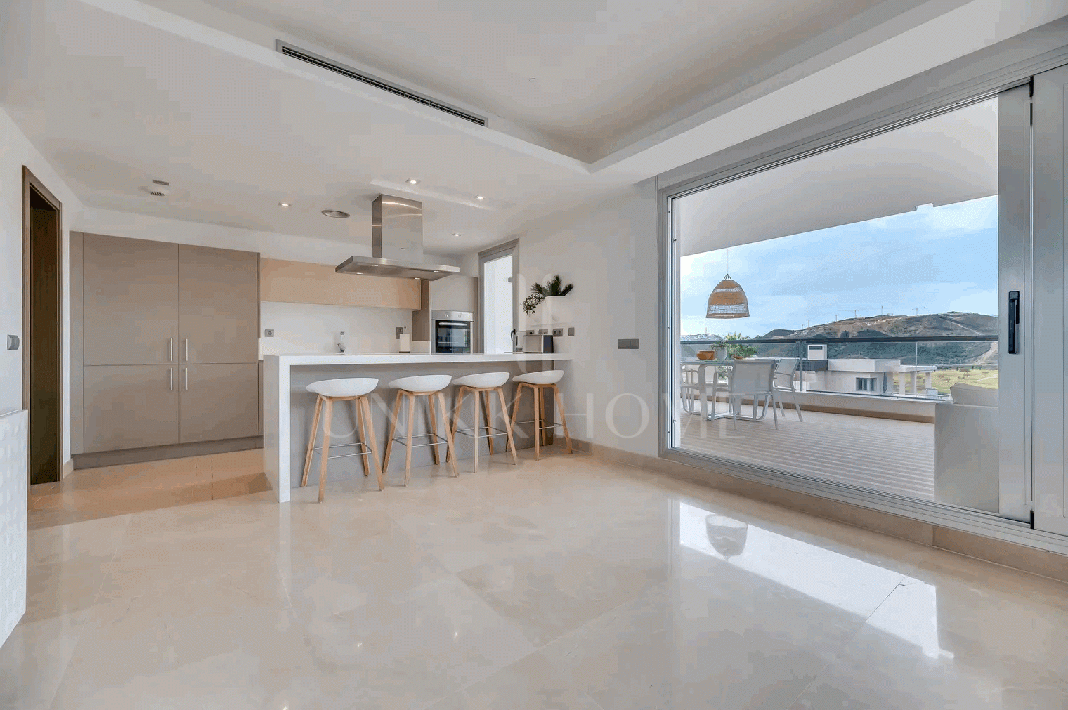 Lujoso y espacioso apartamento de 3 dormitorios en planta baja en Avalon, Los Arqueros Golf