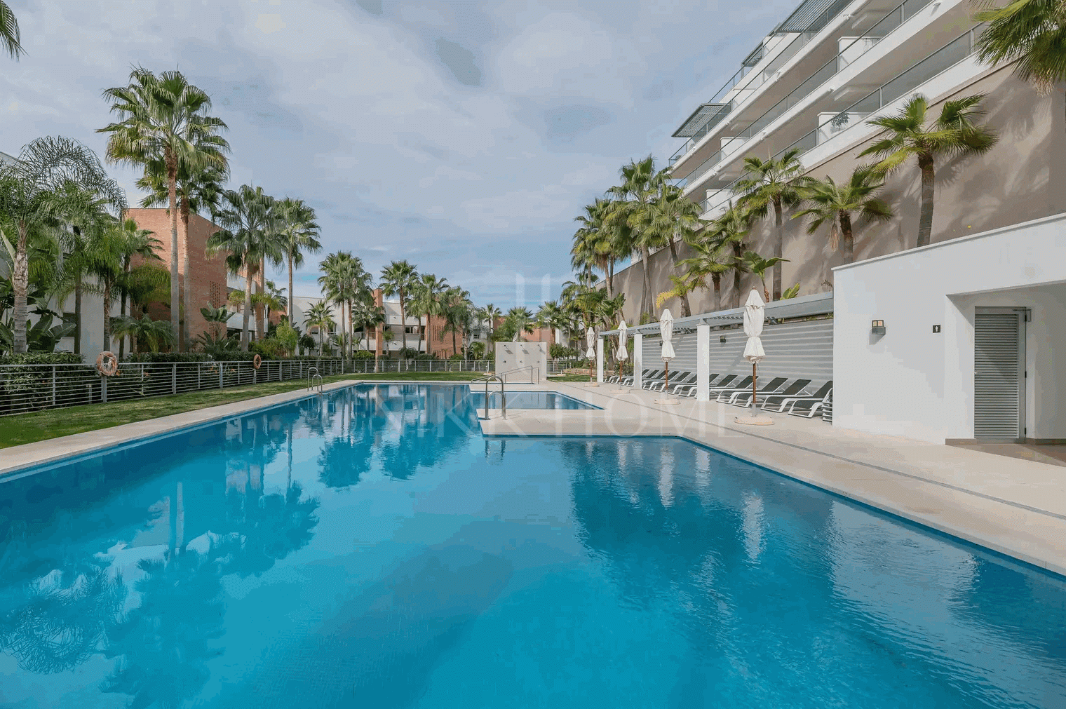 Lujoso y espacioso apartamento de 3 dormitorios en planta baja en Avalon, Los Arqueros Golf