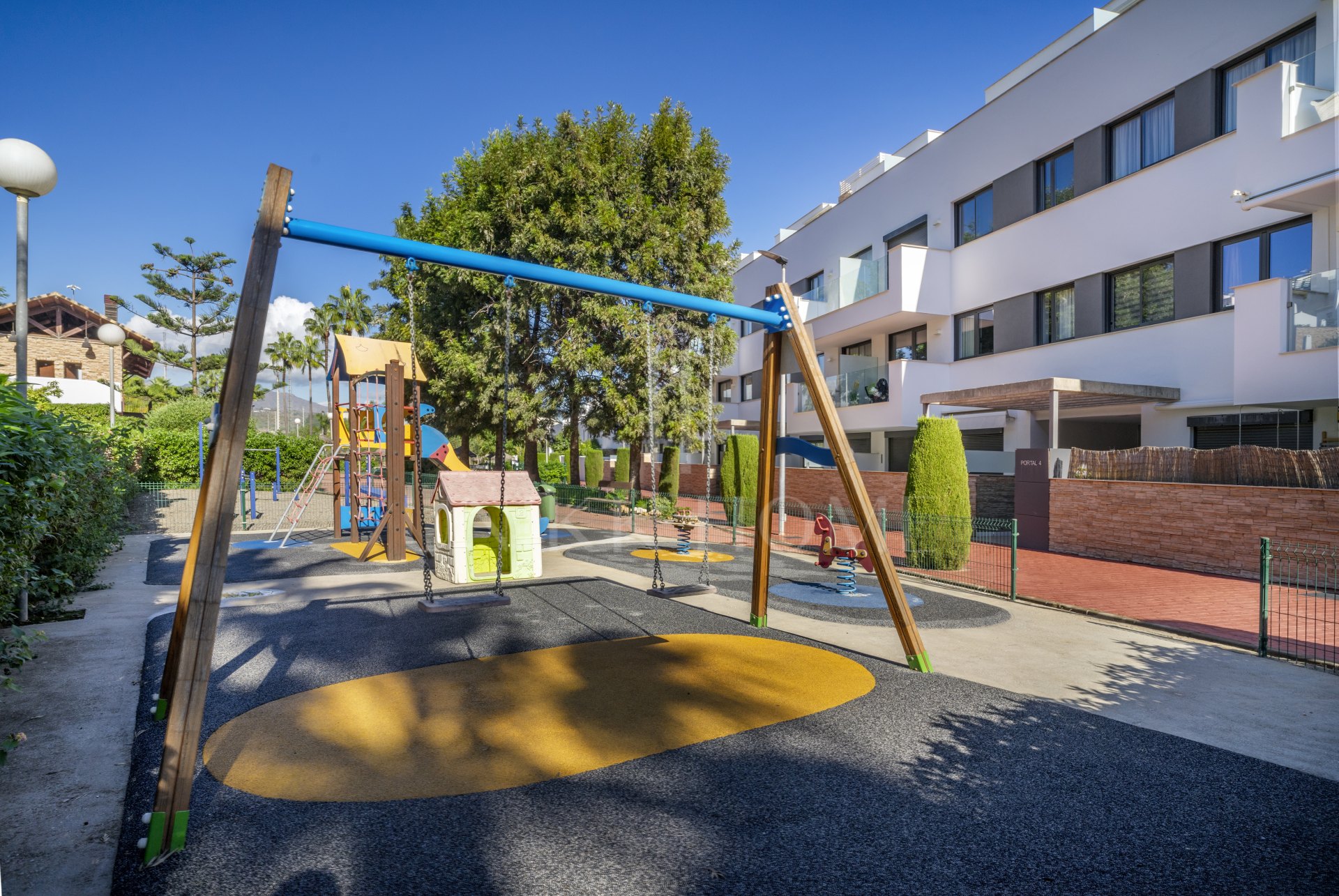 Apartamento moderno de 3 dormitorios en primera línea de golf en La Cala: a un paso del centro, la playa y todos los servicios