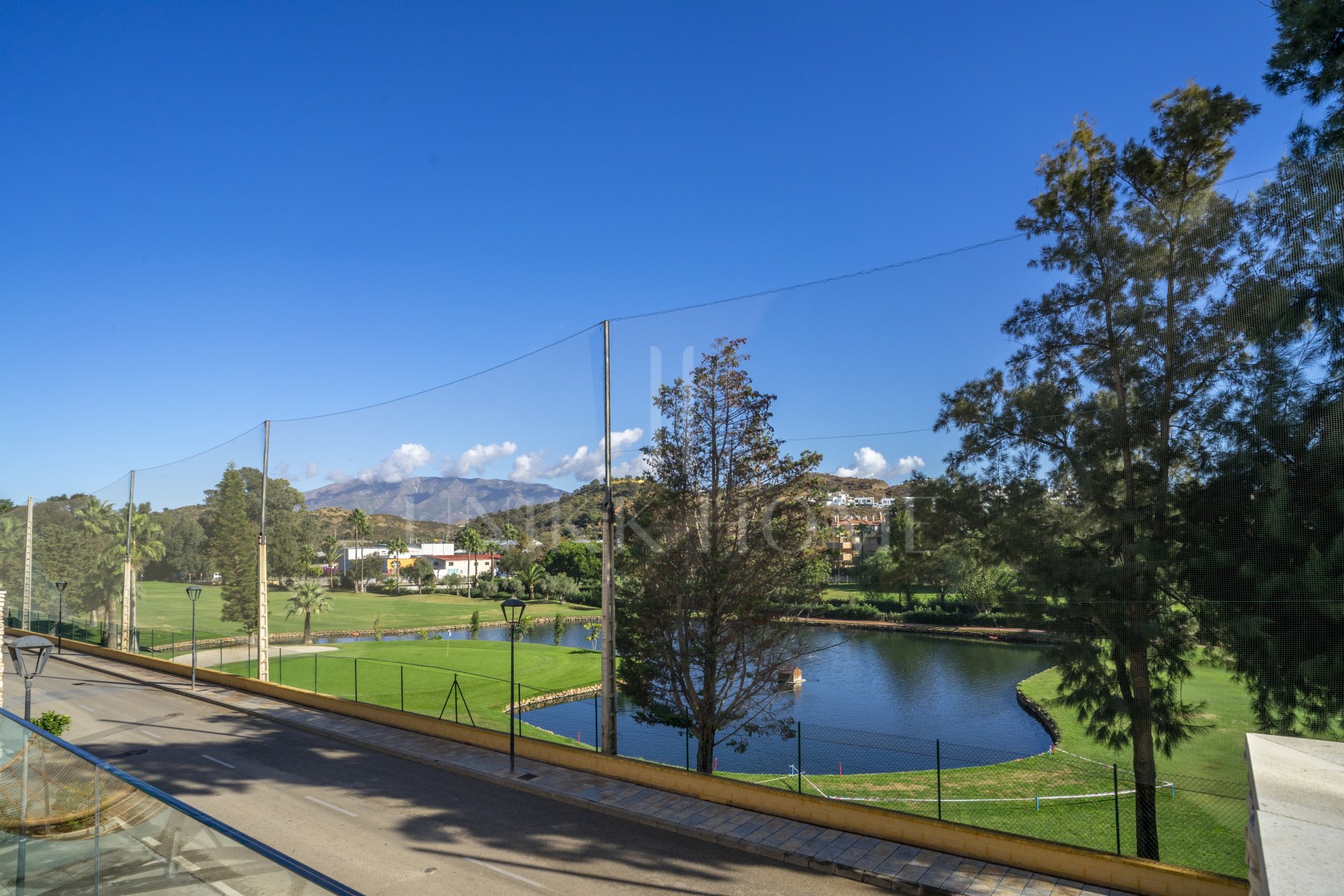Apartamento moderno de 3 dormitorios en primera línea de golf en La Cala: a un paso del centro, la playa y todos los servicios
