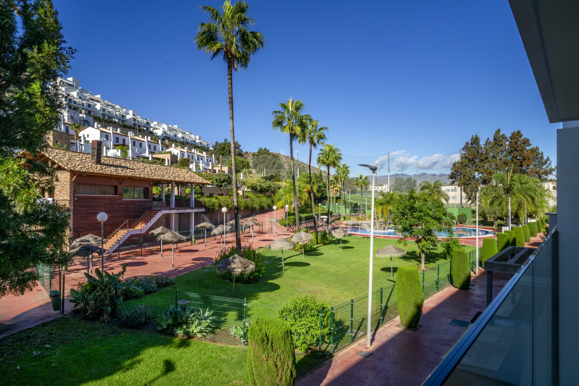 Apartamento moderno de 3 dormitorios en primera línea de golf en La Cala: a un paso del centro, la playa y todos los servicios