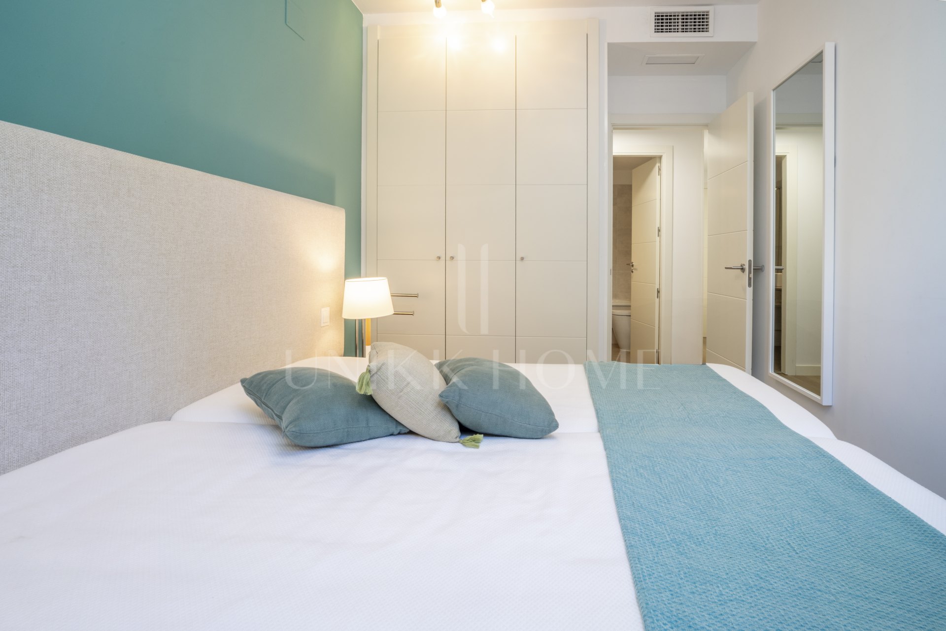 Apartamento moderno de 3 dormitorios en primera línea de golf en La Cala: a un paso del centro, la playa y todos los servicios