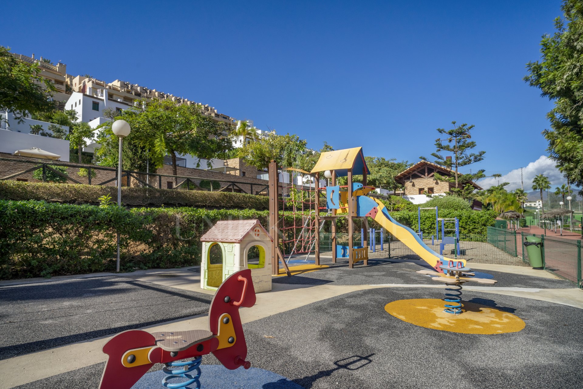 Apartamento moderno de 3 dormitorios en primera línea de golf en La Cala: a un paso del centro, la playa y todos los servicios