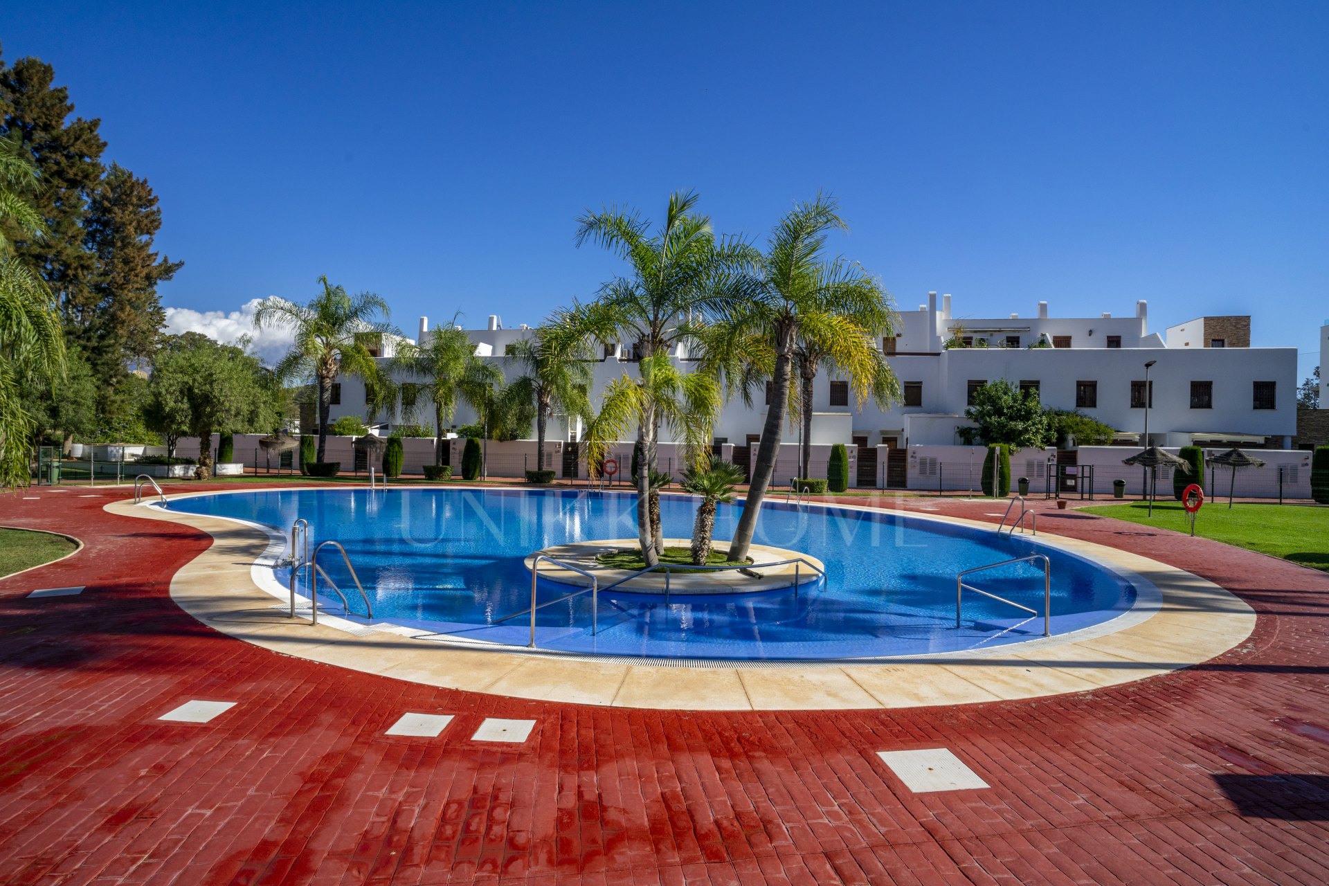 Apartamento moderno de 3 dormitorios en primera línea de golf en La Cala: a un paso del centro, la playa y todos los servicios