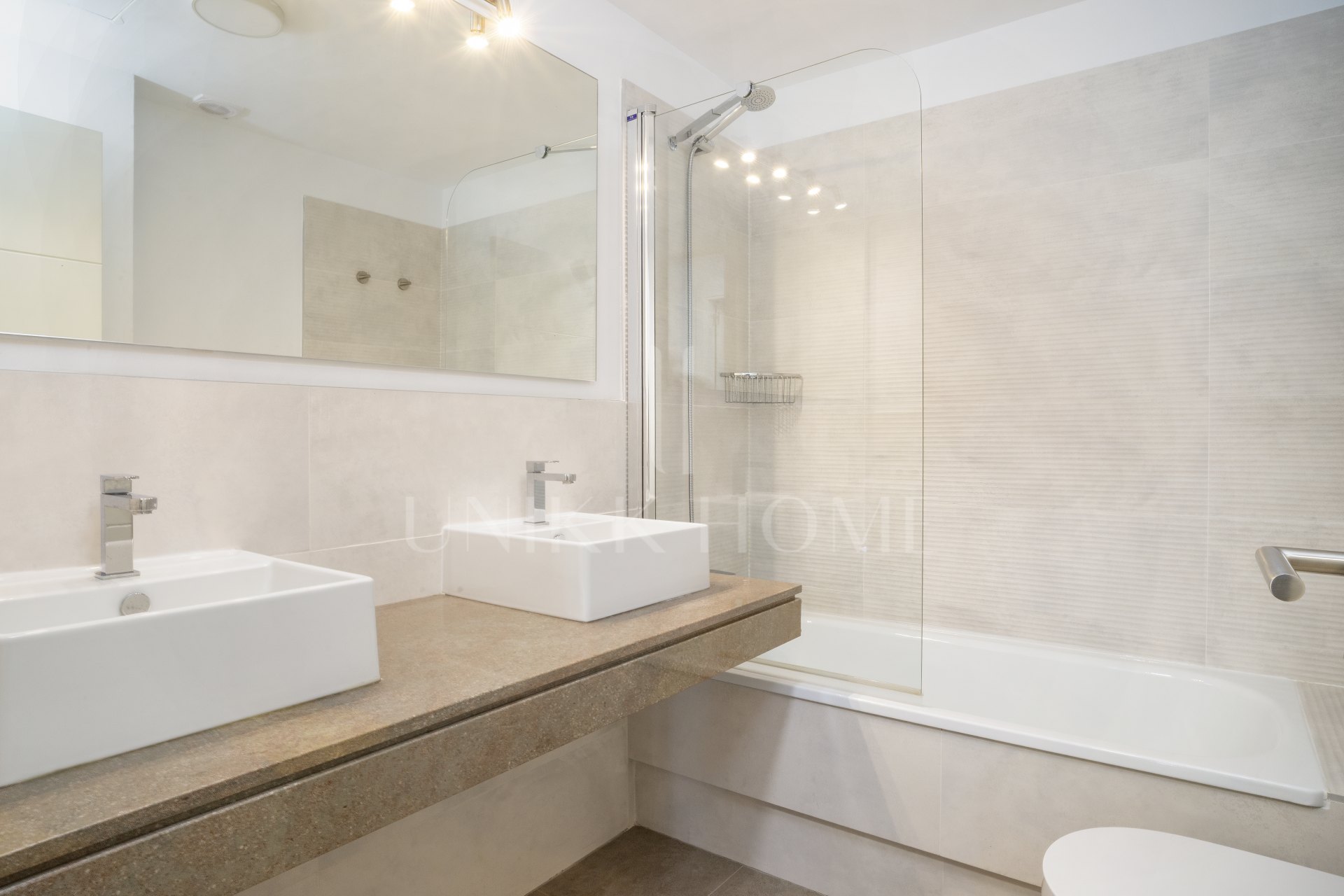 Apartamento moderno de 3 dormitorios en primera línea de golf en La Cala: a un paso del centro, la playa y todos los servicios