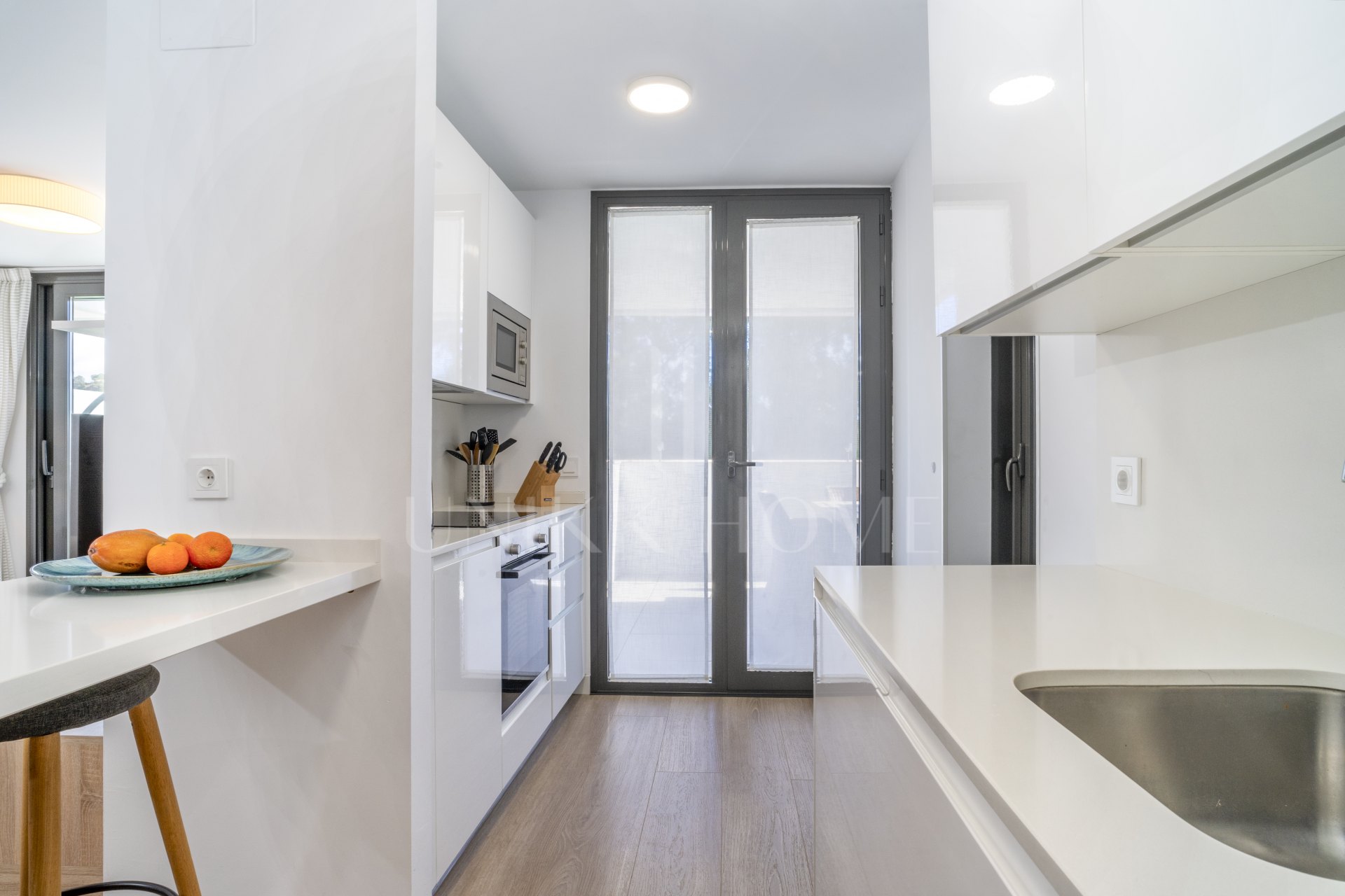 Apartamento moderno de 3 dormitorios en primera línea de golf en La Cala: a un paso del centro, la playa y todos los servicios