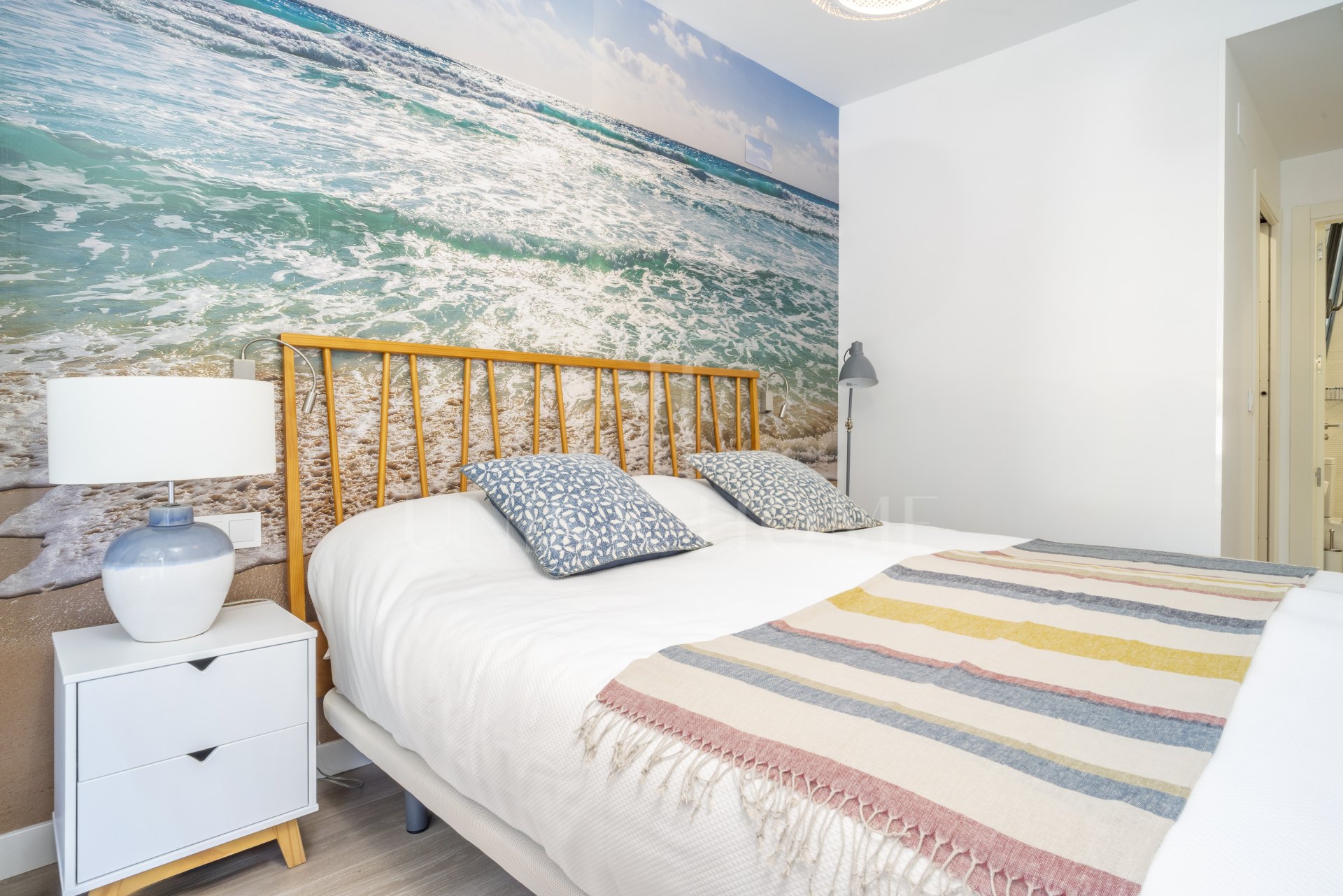 Apartamento moderno de 3 dormitorios en primera línea de golf en La Cala: a un paso del centro, la playa y todos los servicios