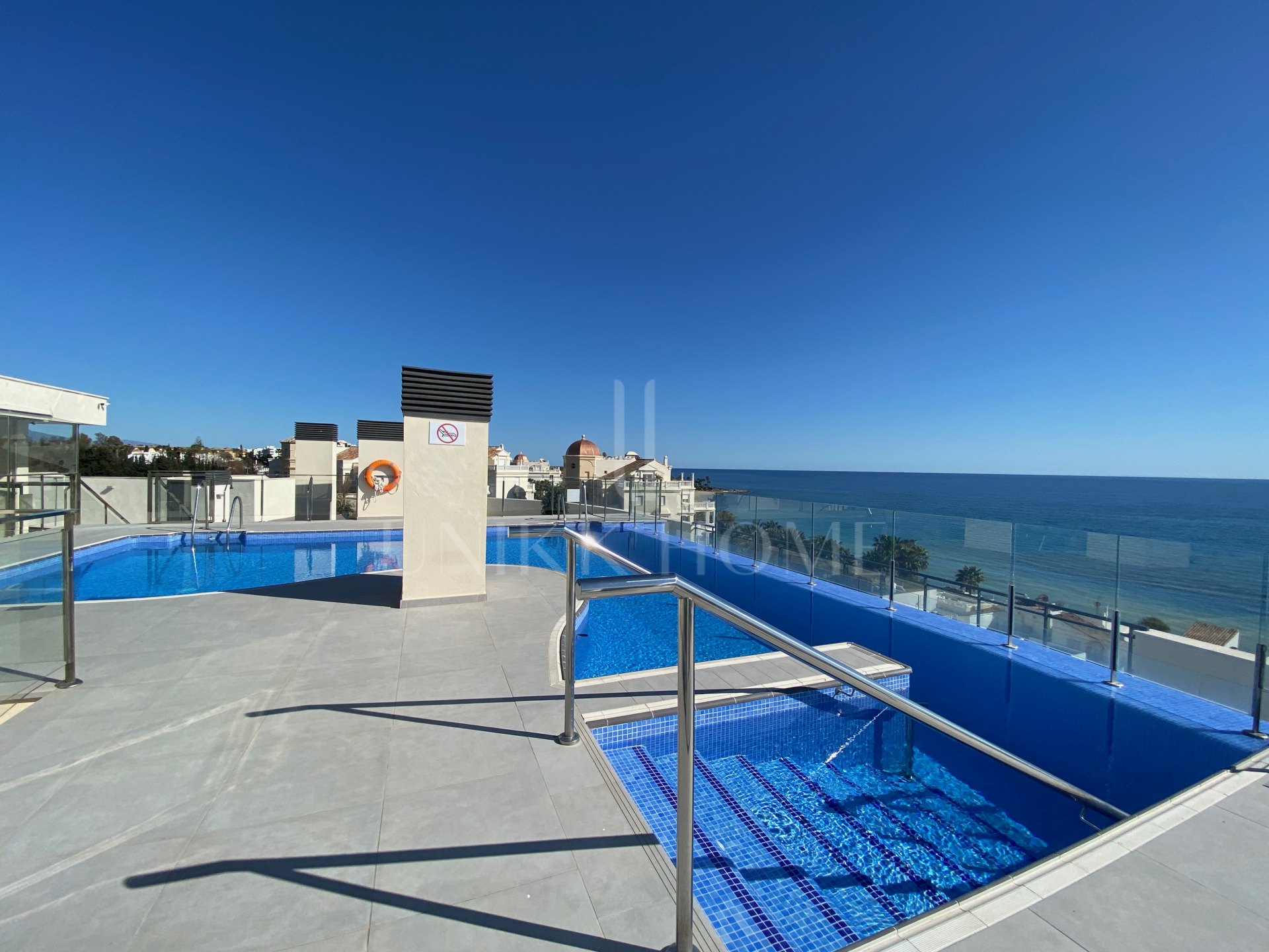 Nueva oportunidad en la New Golden Mile: apartamento en la playa ahora disponible