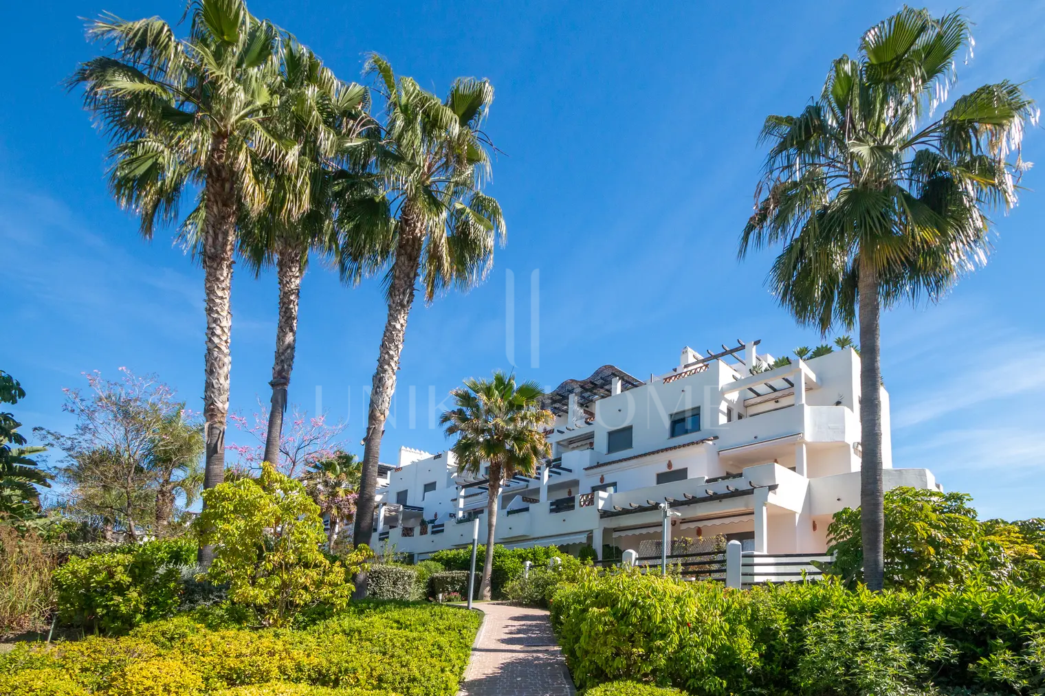 Elegante adosado 3 dormitorios en venta o alquiler vacacional – Sunset Resina Golf, Estepona
