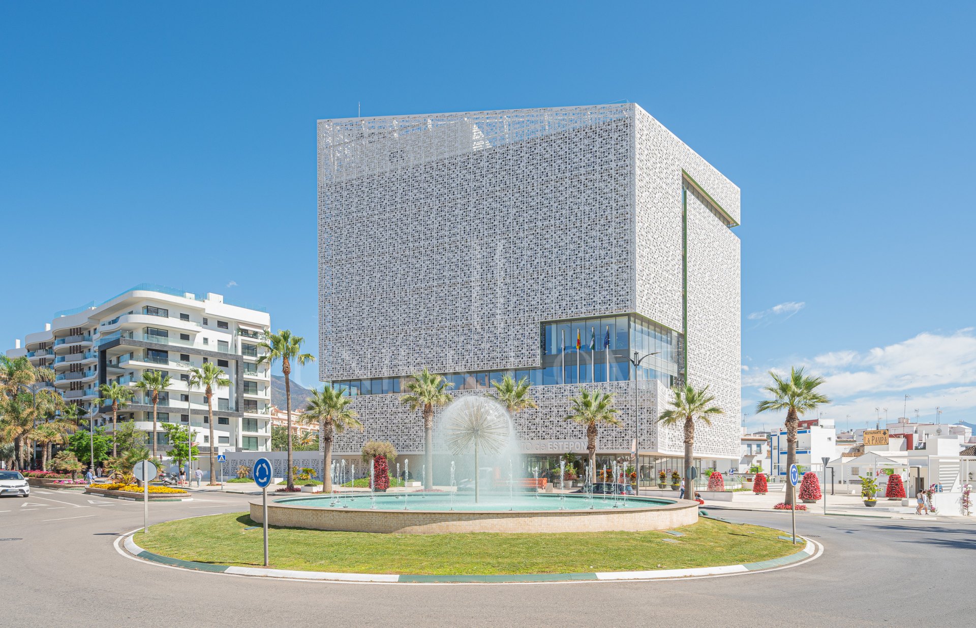 Nuevo apartamento de dos dormitorios a dos pasos de las playas del puerto de Estepona con Licencia Turisticaia