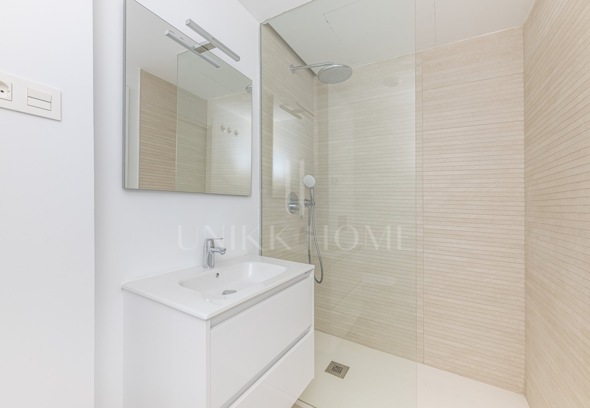 Nuevo apartamento de dos dormitorios a dos pasos de las playas del puerto de Estepona con Licencia Turisticaia