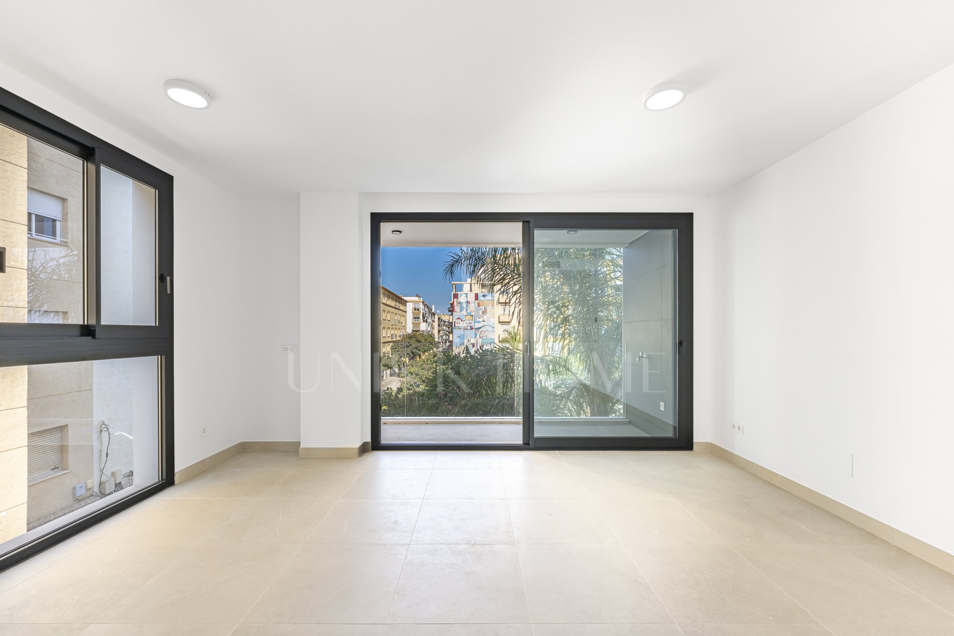 Nuevo apartamento de dos dormitorios a dos pasos de las playas del puerto de Estepona con Licencia Turisticaia