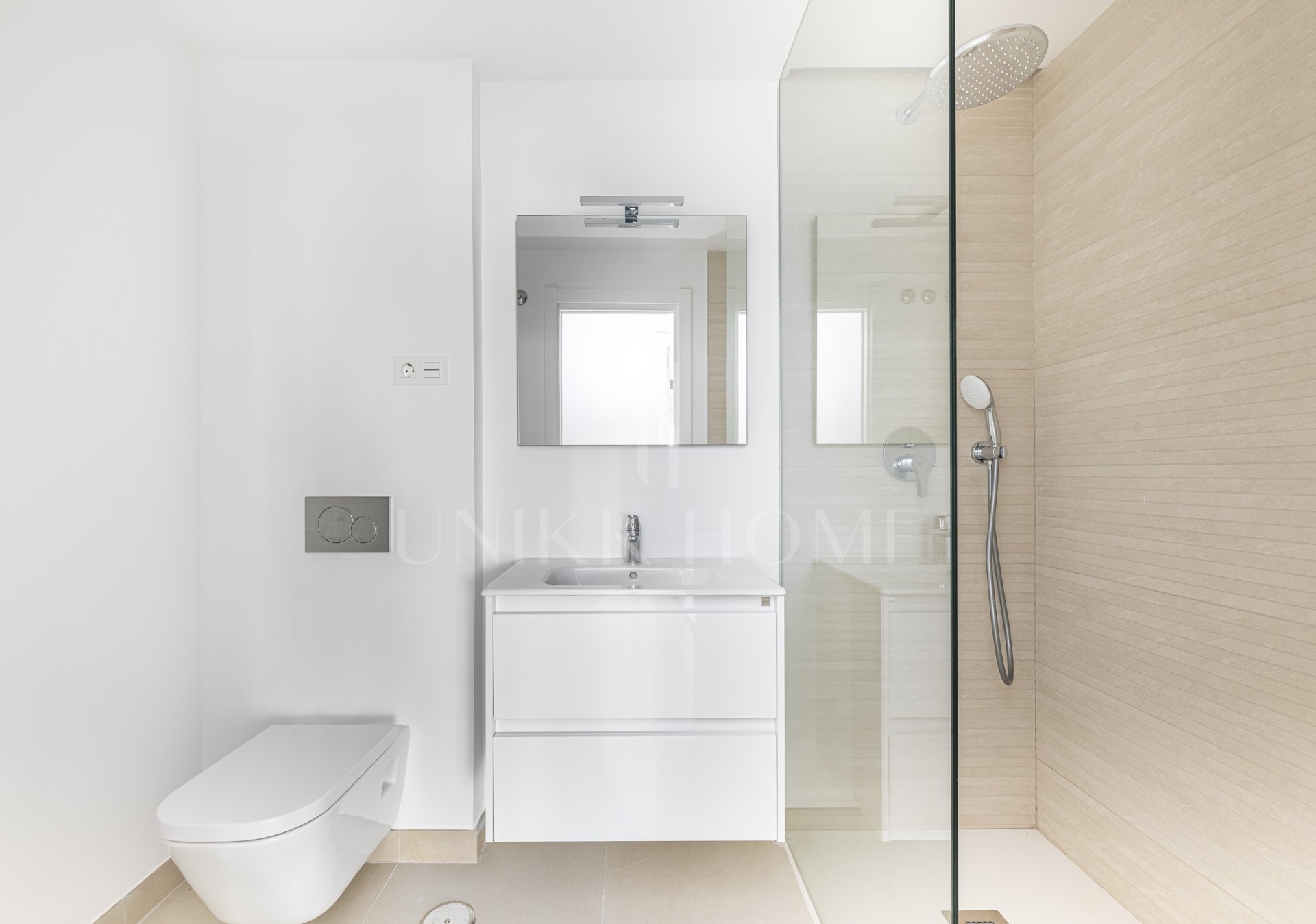 Nuevo apartamento de dos dormitorios a dos pasos de las playas del puerto de Estepona con Licencia Turisticaia