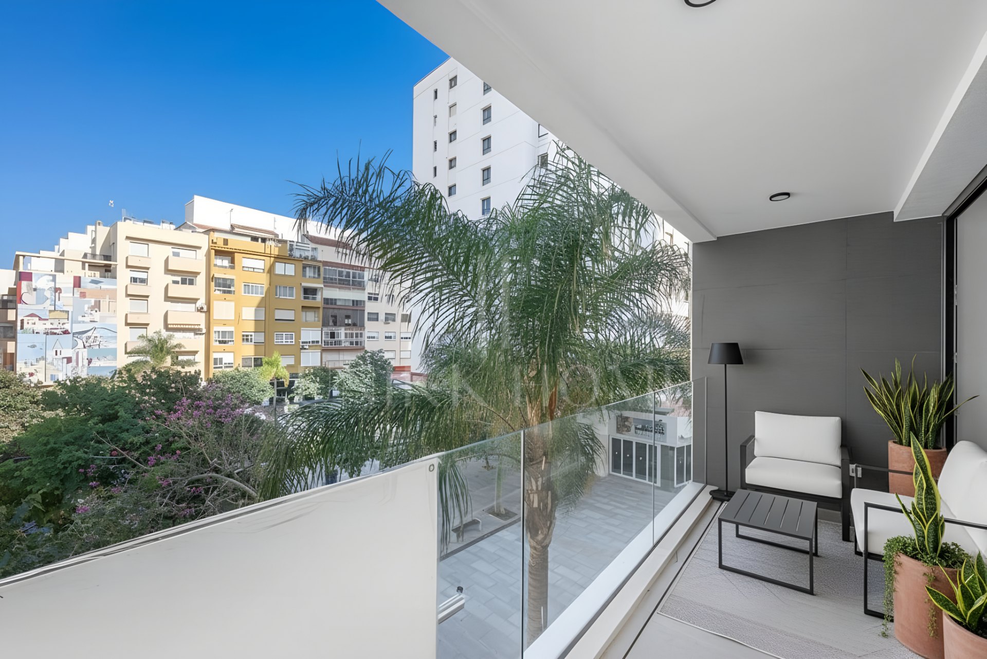 Nuevo apartamento de dos dormitorios a dos pasos de las playas del puerto de Estepona con Licencia Turisticaia