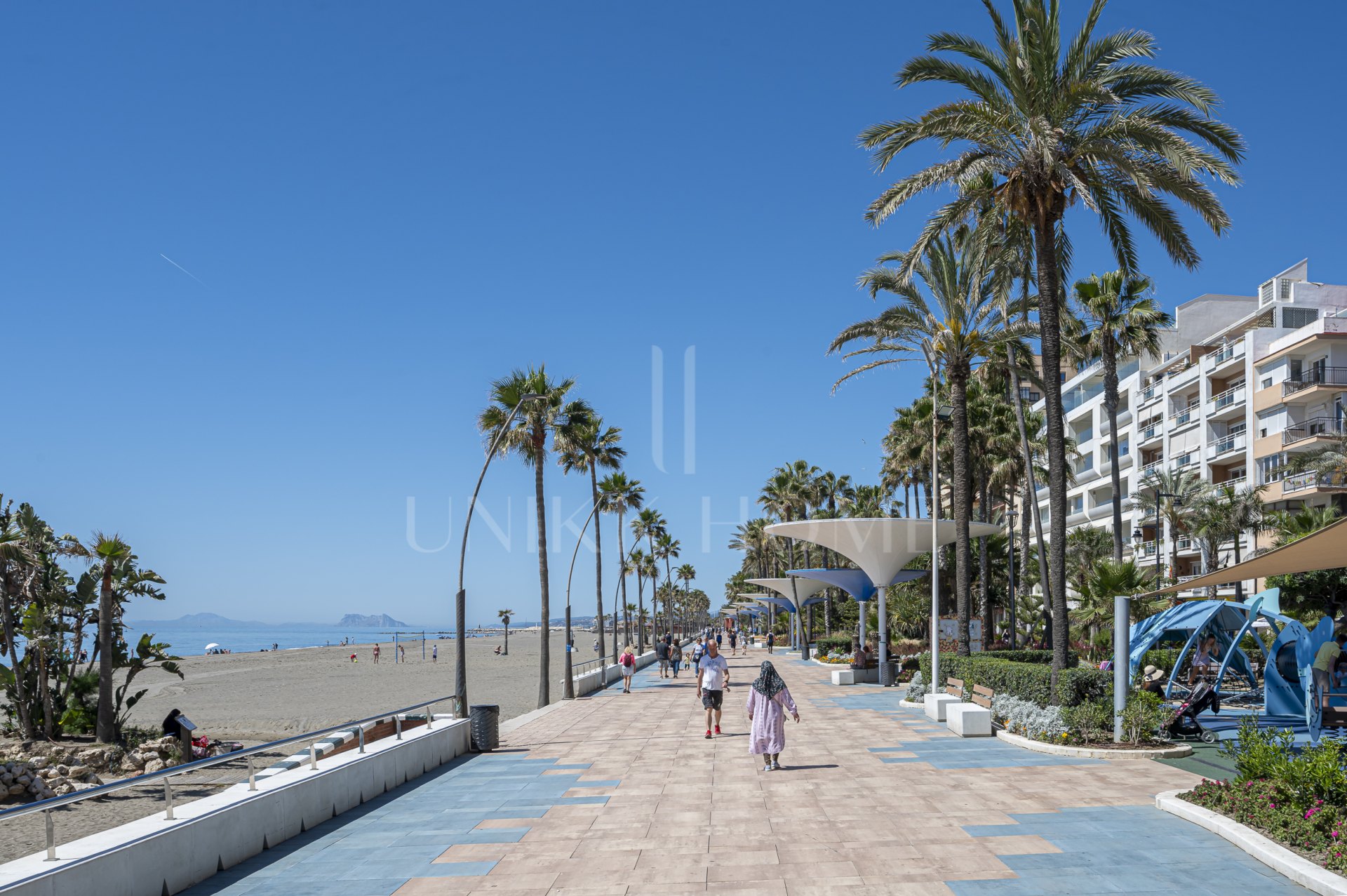 Nuevo apartamento de dos dormitorios a dos pasos de las playas del puerto de Estepona con Licencia Turisticaia