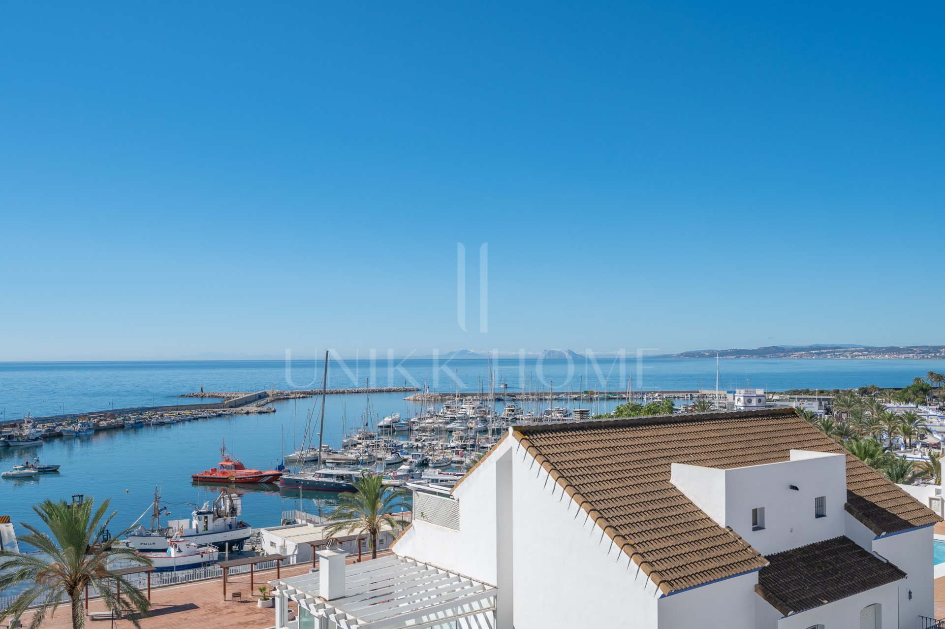Nuevo apartamento de dos dormitorios a dos pasos de las playas del puerto de Estepona con Licencia Turisticaia