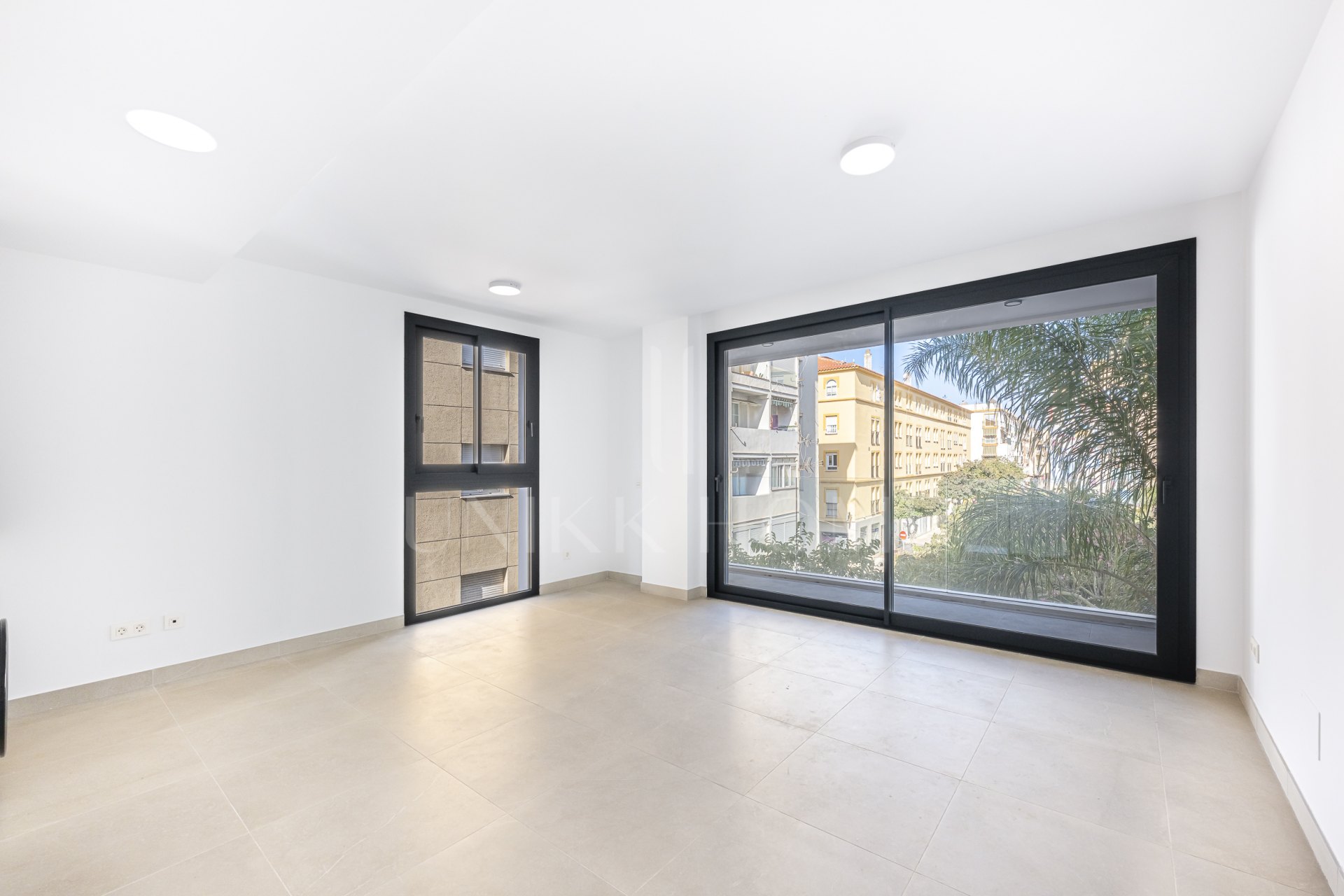 Nuevo apartamento de dos dormitorios a dos pasos de las playas del puerto de Estepona con Licencia Turisticaia