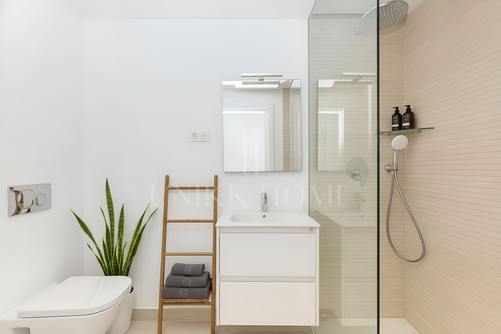 Nuevo apartamento de dos dormitorios a dos pasos de las playas del puerto de Estepona con Licencia Turisticaia