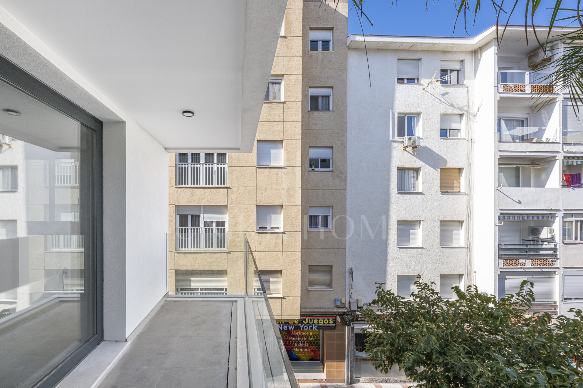 Nuevo apartamento de dos dormitorios a dos pasos de las playas del puerto de Estepona con Licencia Turisticaia