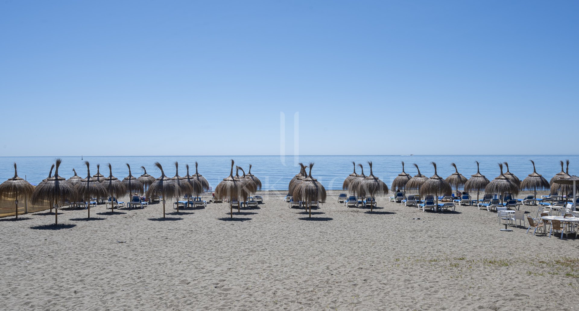 Nuevo apartamento de dos dormitorios a dos pasos de las playas del puerto de Estepona con Licencia Turisticaia