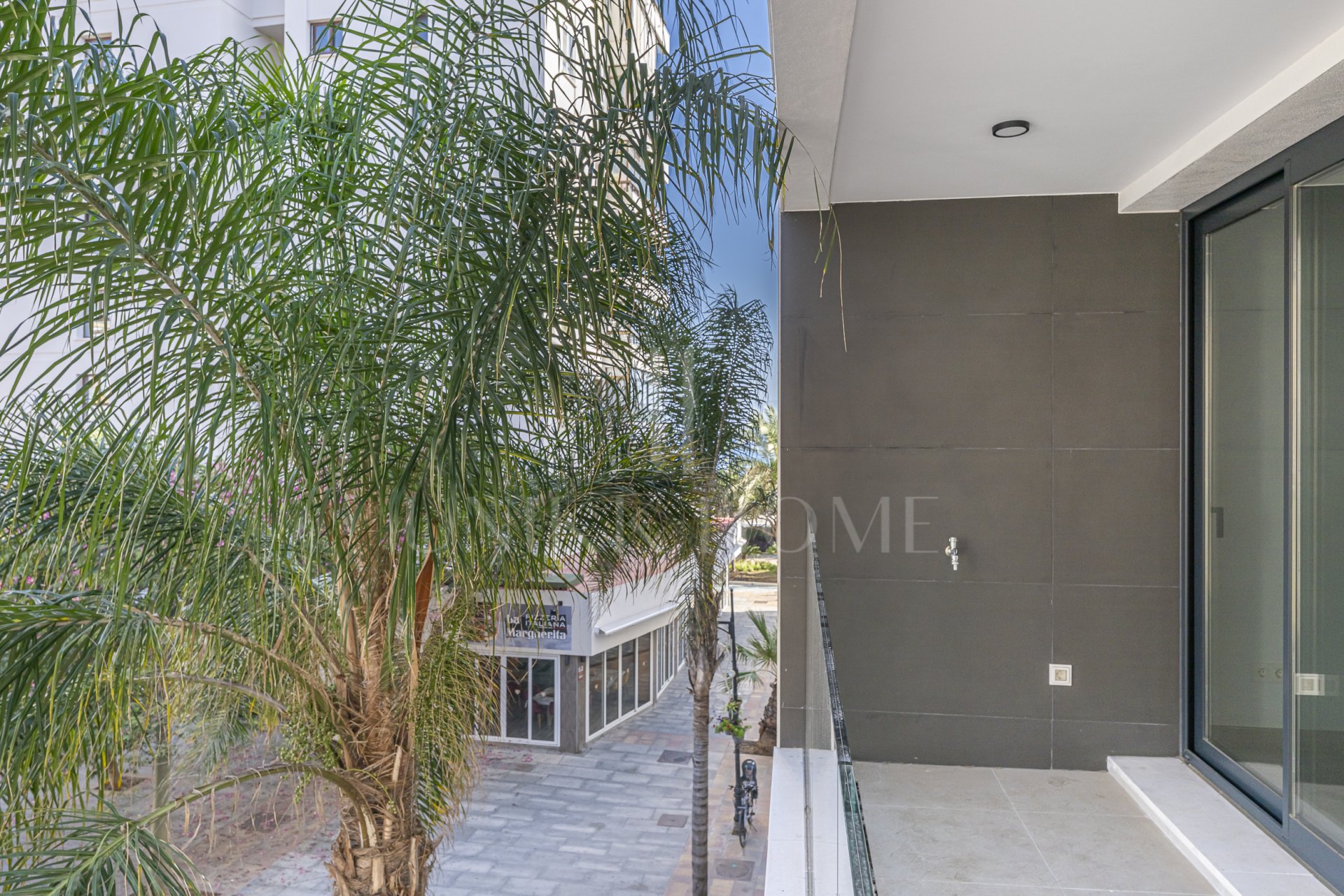 Nuevo apartamento de dos dormitorios a dos pasos de las playas del puerto de Estepona con Licencia Turisticaia