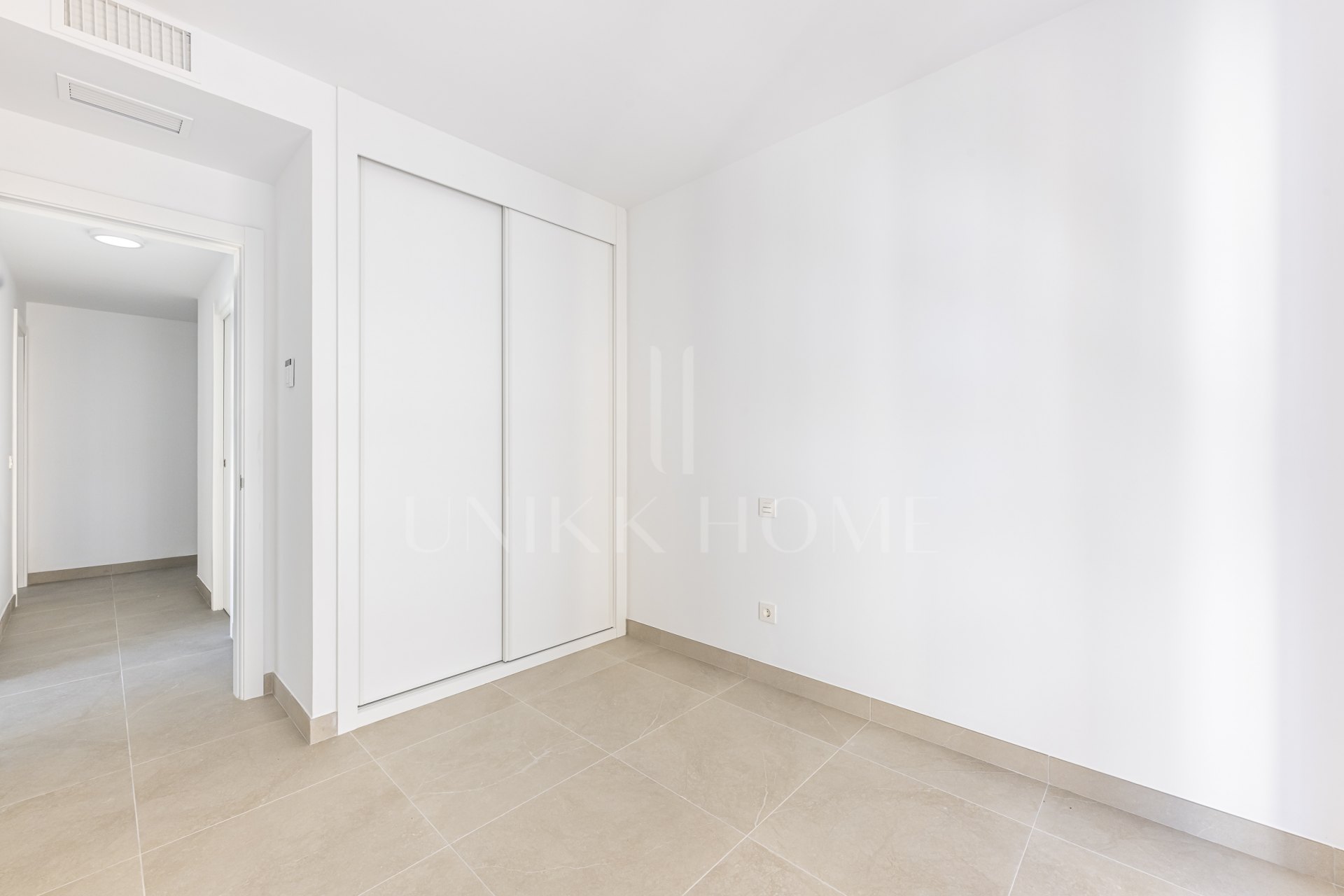 Nuevo apartamento de dos dormitorios a dos pasos de las playas del puerto de Estepona con Licencia Turisticaia