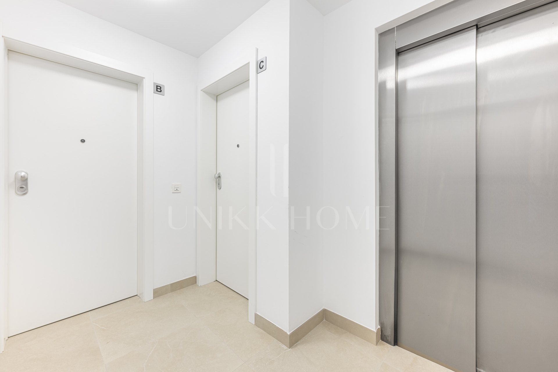 Nuevo apartamento de dos dormitorios a dos pasos de las playas del puerto de Estepona con Licencia Turisticaia