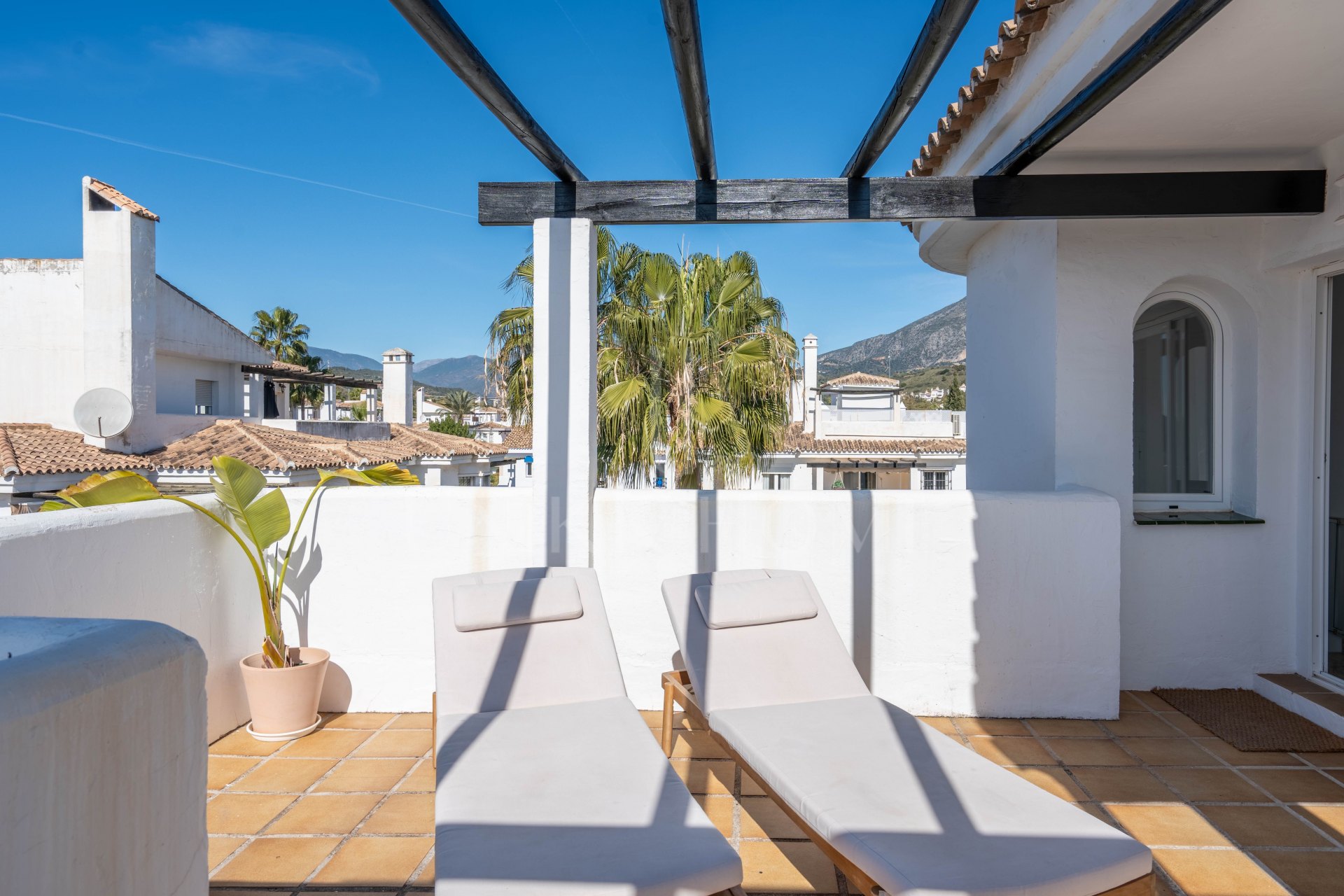 Duplex Penthouse in Los Naranjos de Marbella – Prime Location Near Puerto Banús