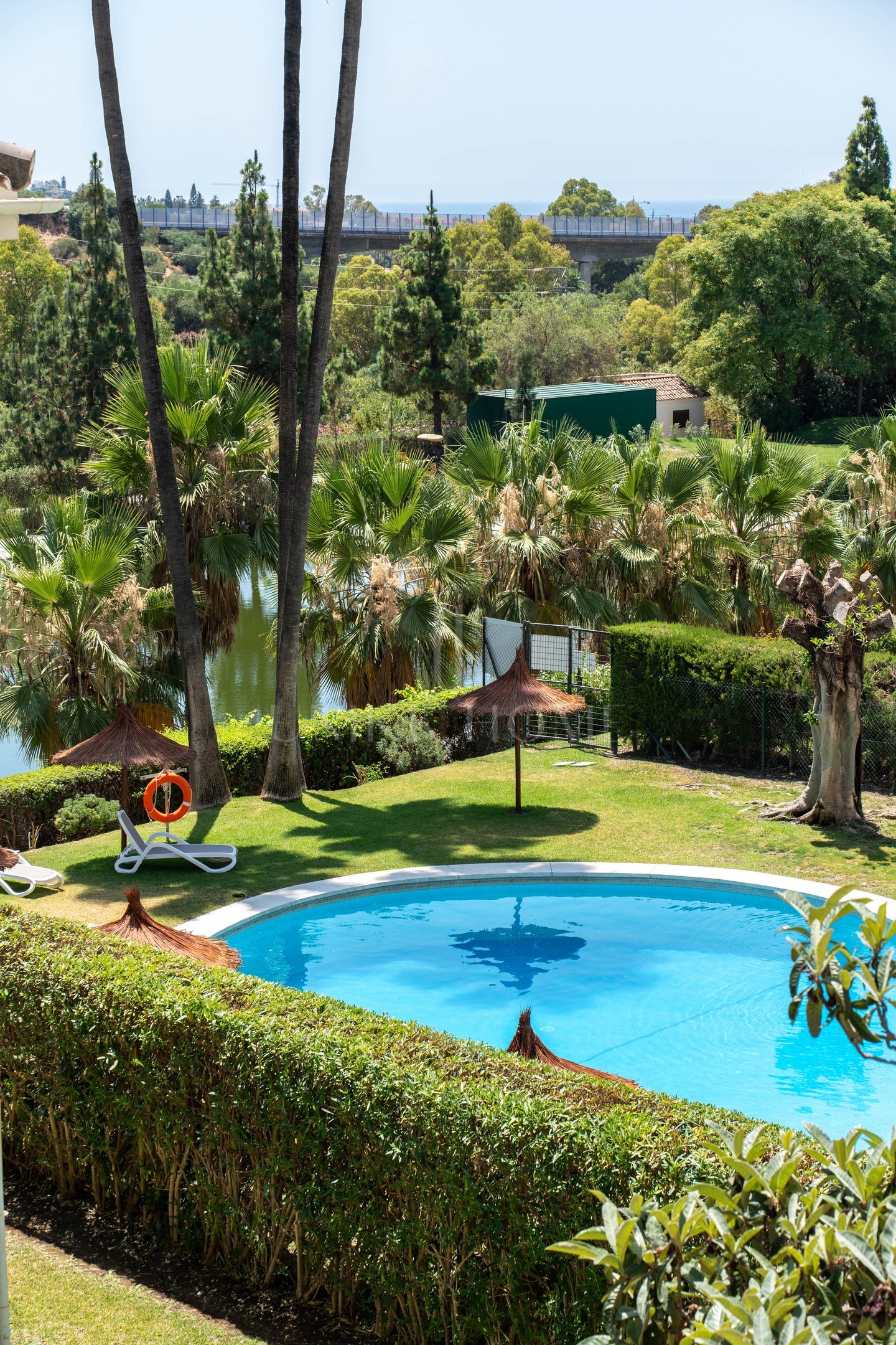 Exclusivo apartamento de 2 dormitorios con vistas panorámicas en Los Arcos (La Quinta), Benahavís