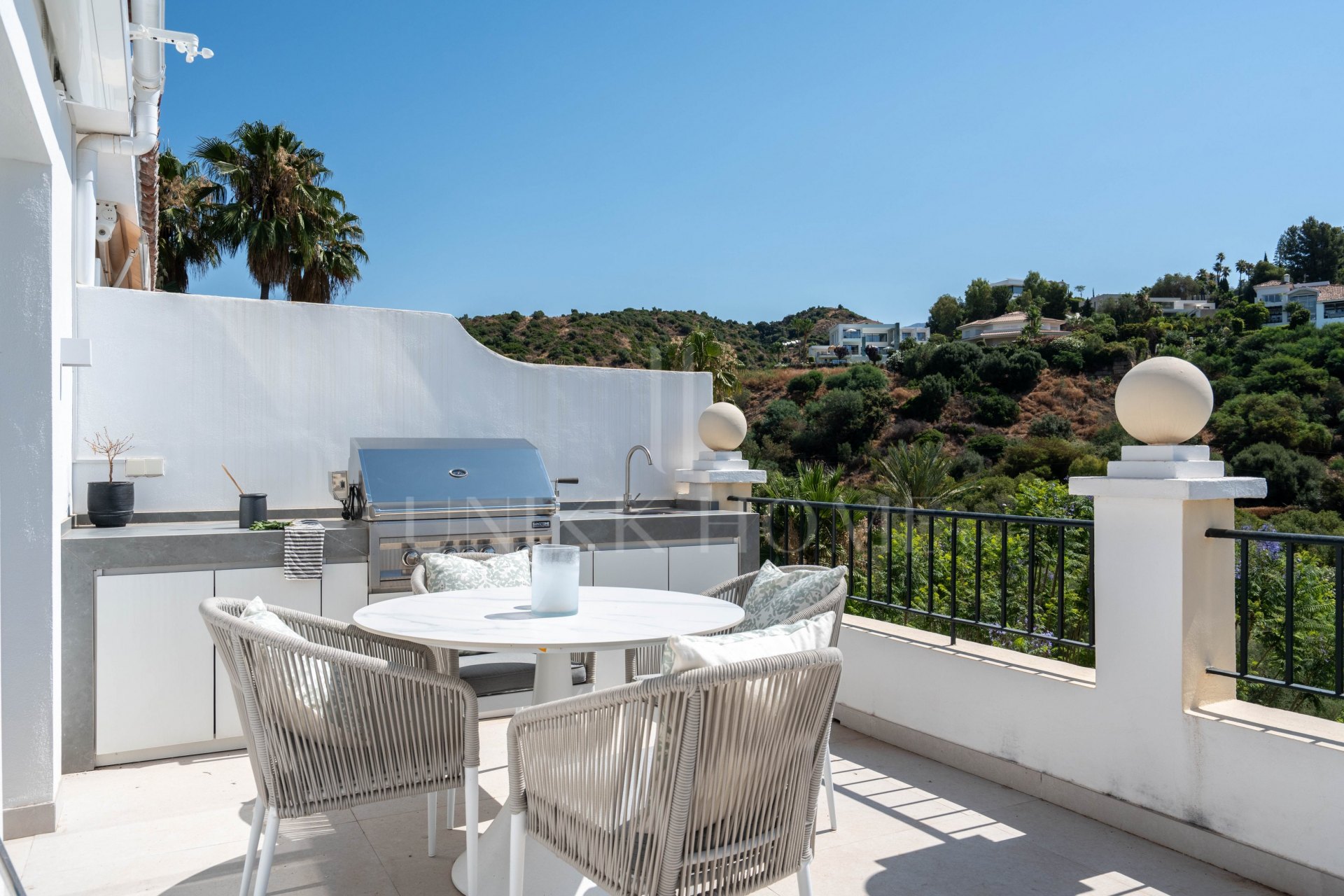 Exclusivo apartamento de 2 dormitorios con vistas panorámicas en Los Arcos (La Quinta), Benahavís