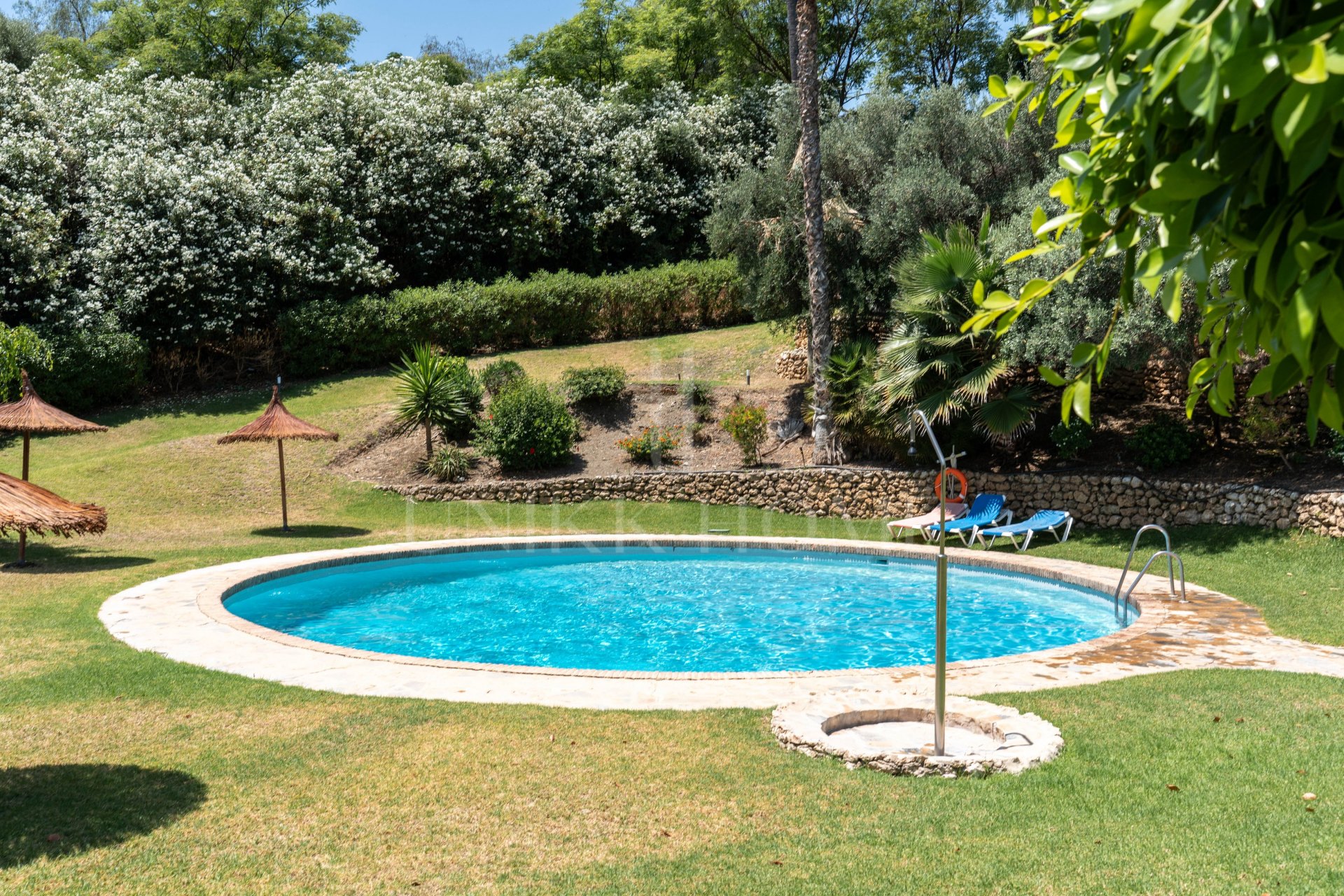 Exclusivo apartamento de 2 dormitorios con vistas panorámicas en Los Arcos (La Quinta), Benahavís