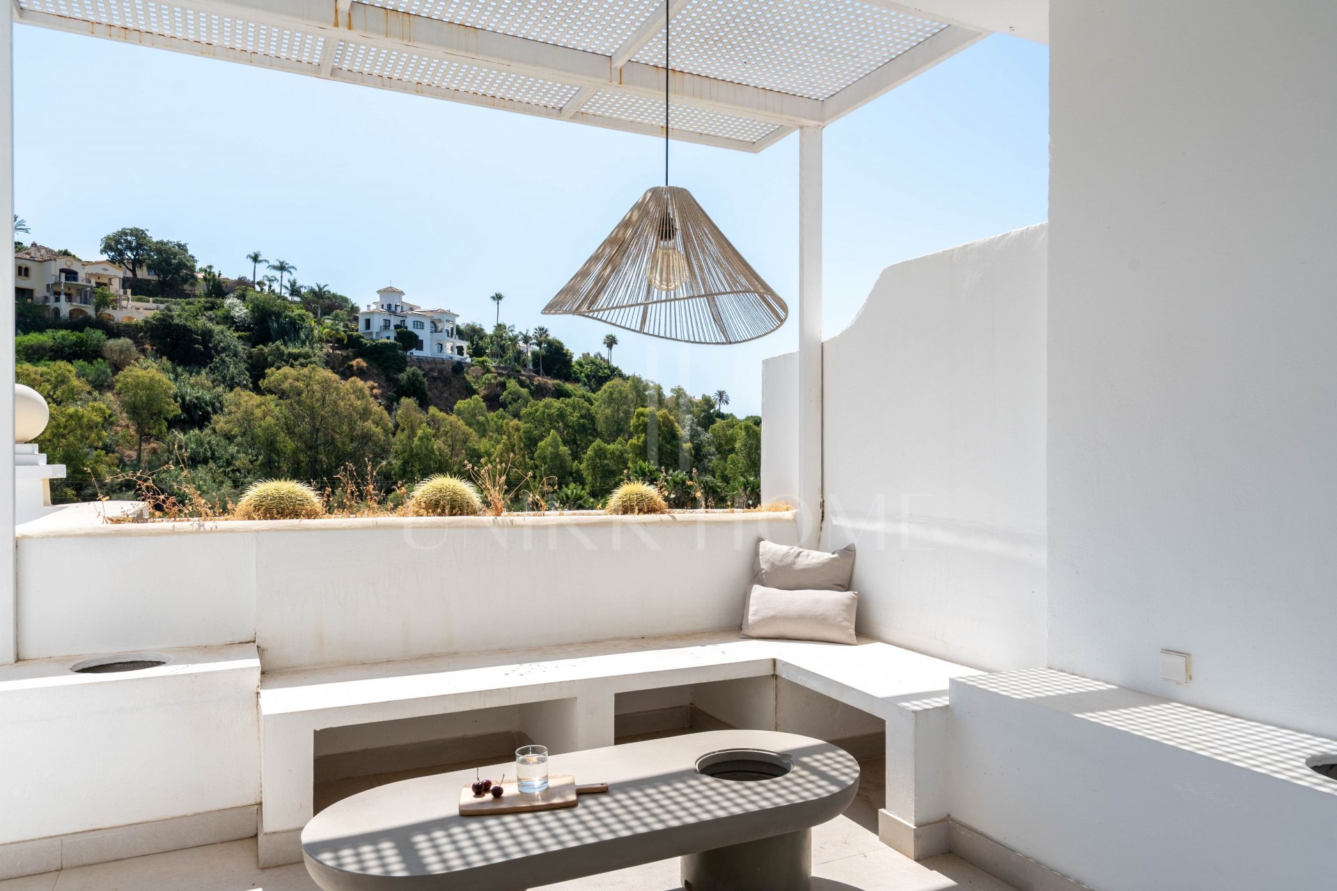 Exclusivo apartamento de 2 dormitorios con vistas panorámicas en Los Arcos (La Quinta), Benahavís