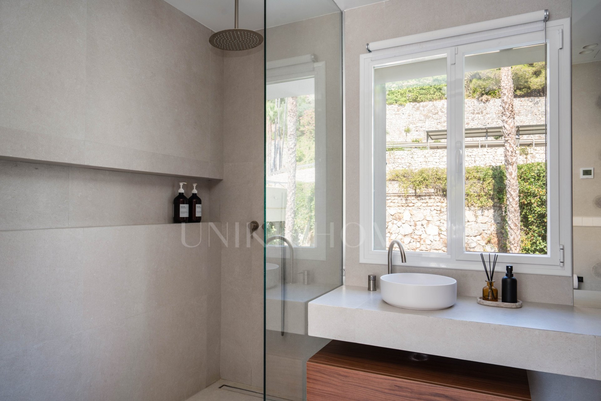 Exclusivo apartamento de 2 dormitorios con vistas panorámicas en Los Arcos (La Quinta), Benahavís