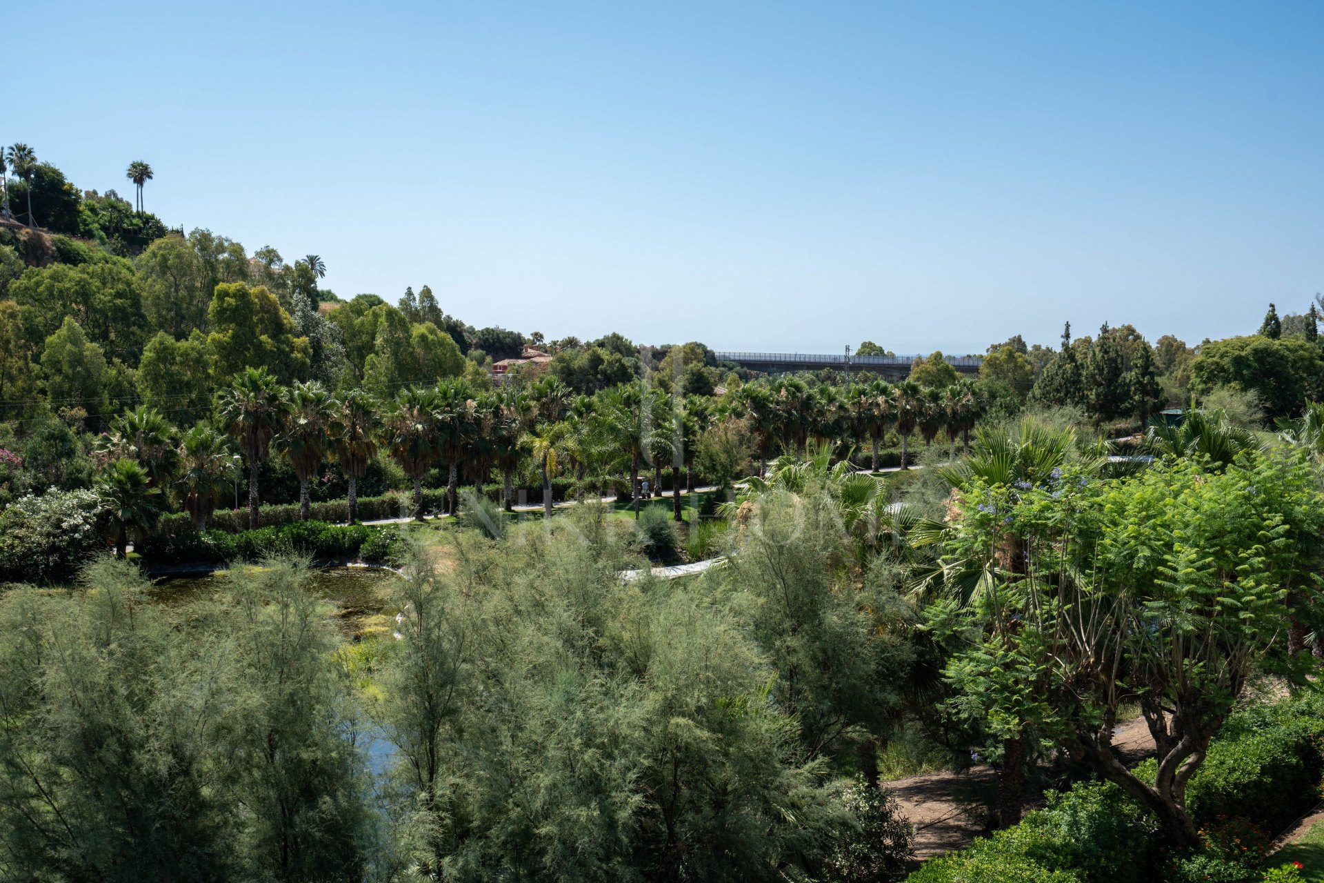 Exclusivo apartamento de 2 dormitorios con vistas panorámicas en Los Arcos (La Quinta), Benahavís