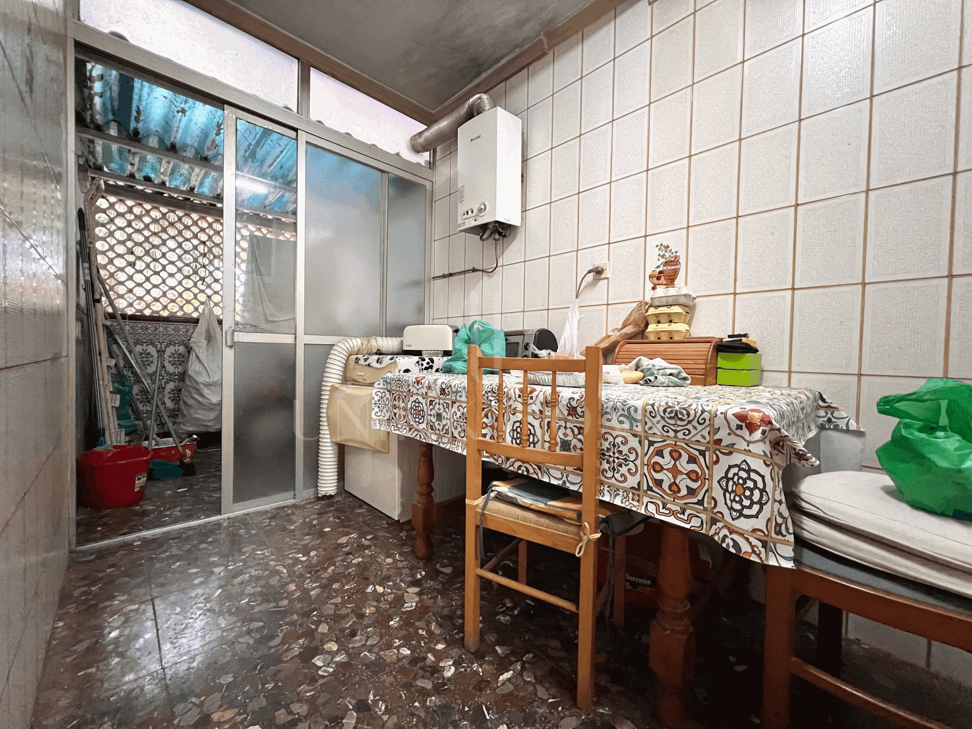 Spacious Ground Floor Apartment in the Heart of Estepona – Prime Location & Great Potential