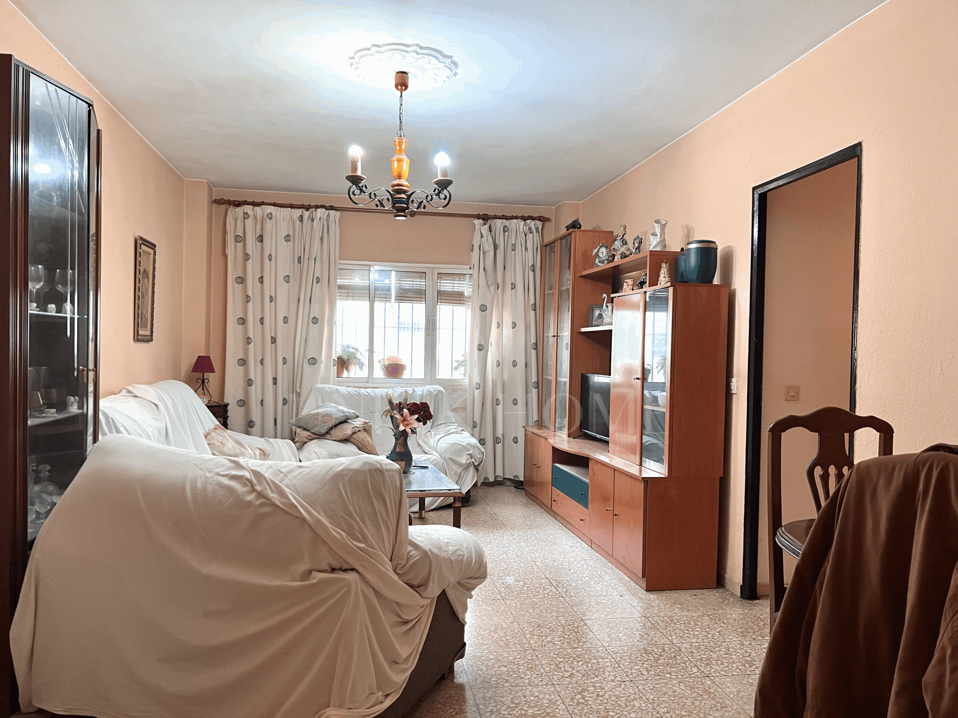Spacious Ground Floor Apartment in the Heart of Estepona – Prime Location & Great Potential