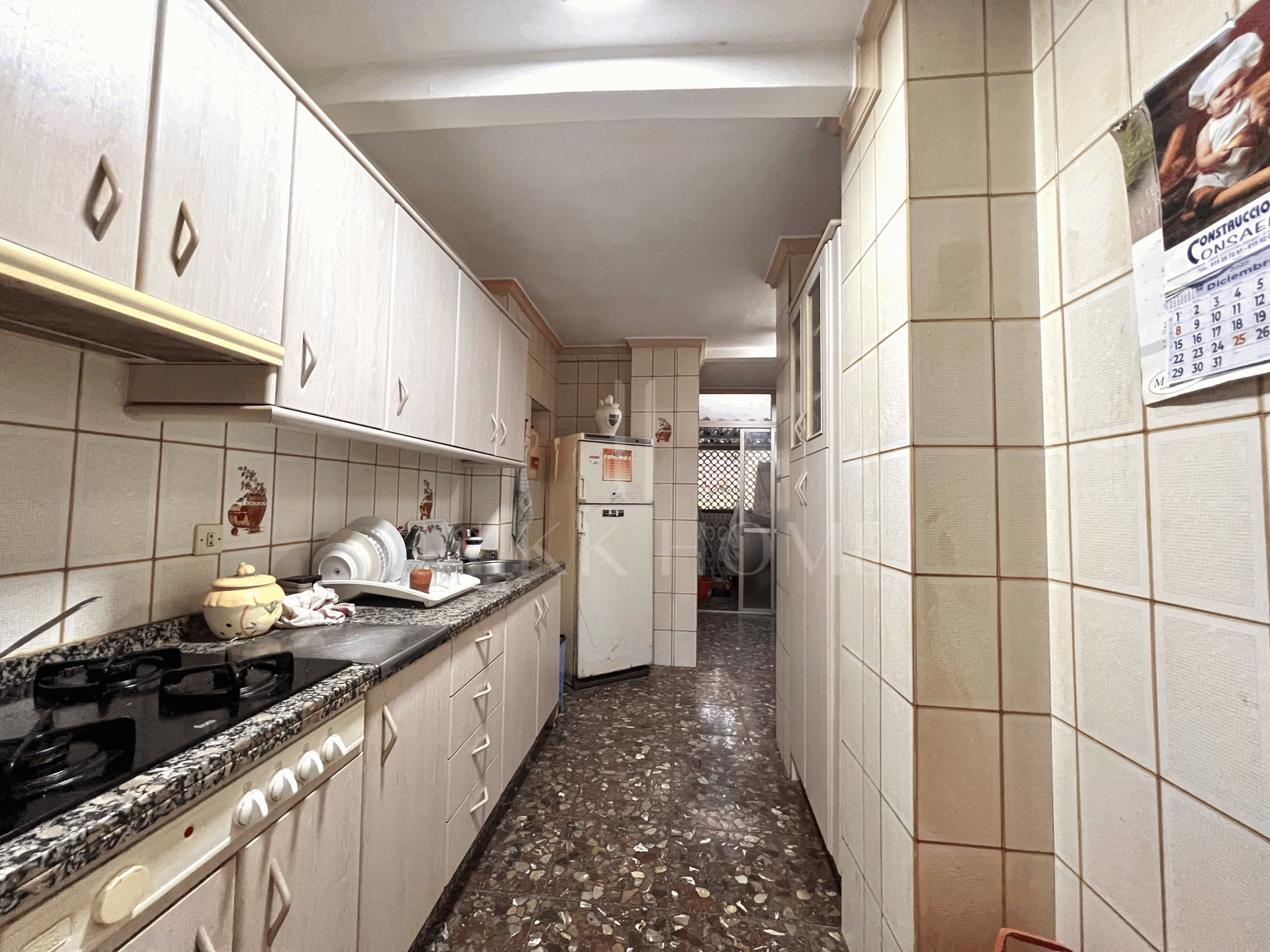 Spacious Ground Floor Apartment in the Heart of Estepona – Prime Location & Great Potential