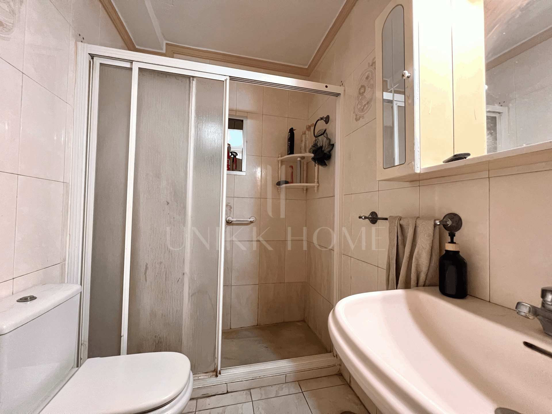 Spacious Ground Floor Apartment in the Heart of Estepona – Prime Location & Great Potential