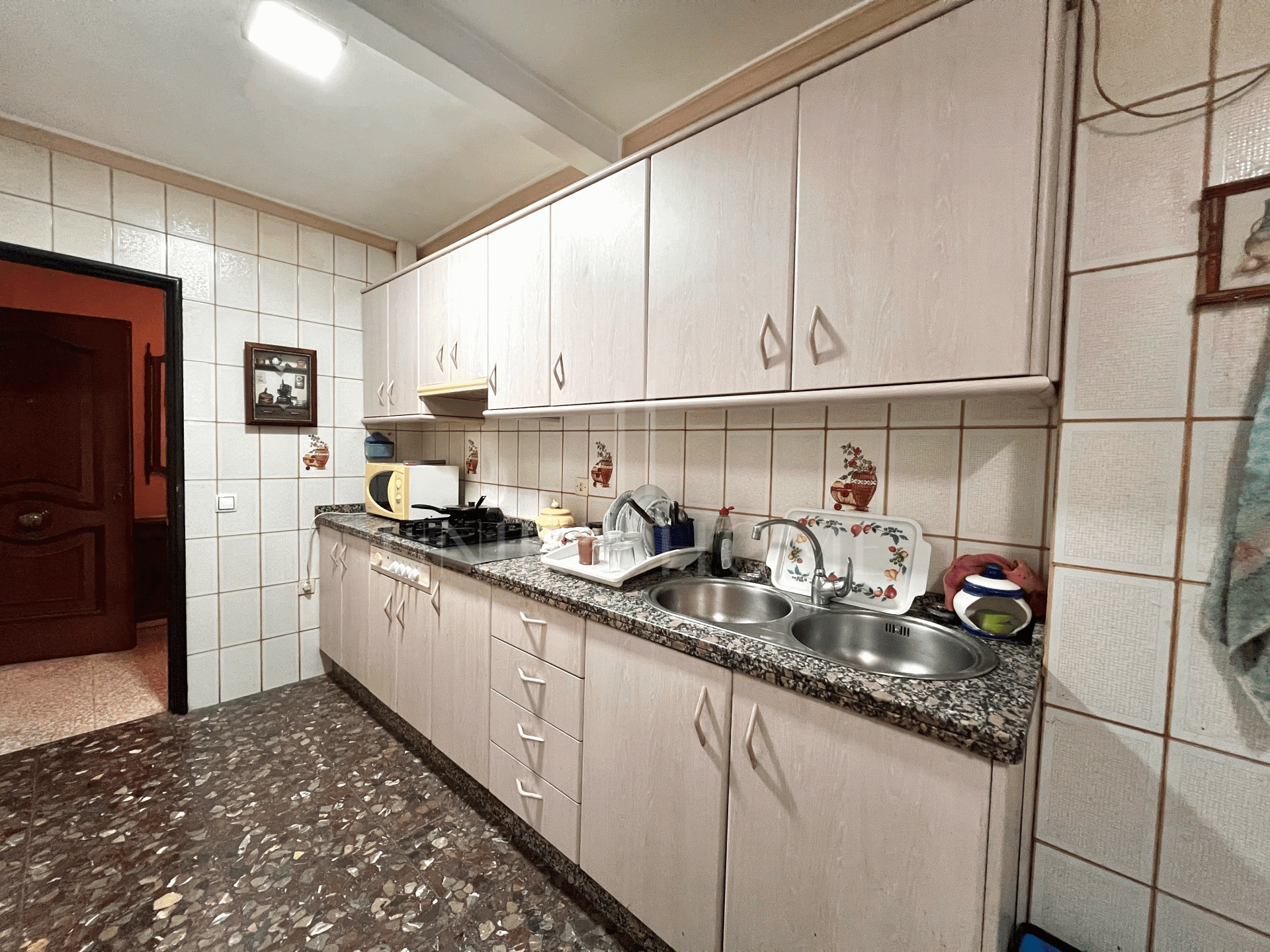 Spacious Ground Floor Apartment in the Heart of Estepona – Prime Location & Great Potential