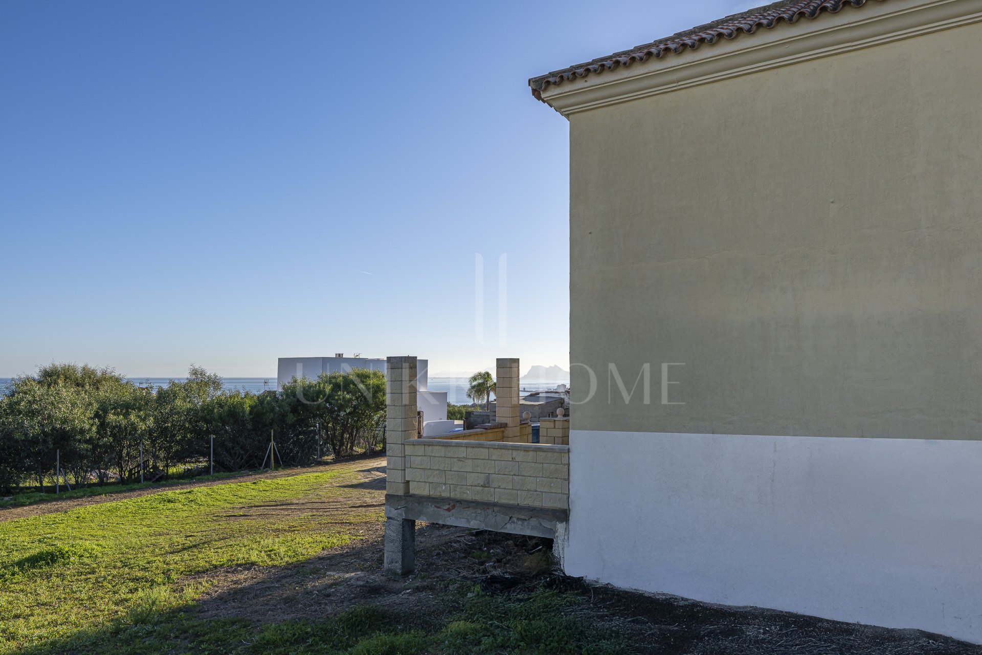 Detached Villa with Panoramic Views and Enormous Potential