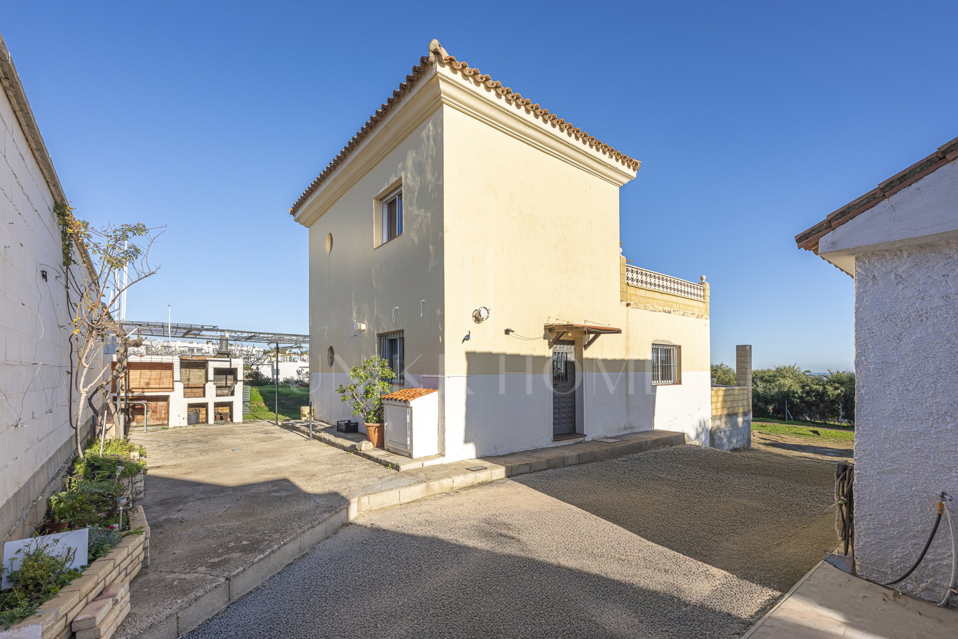 Detached Villa with Panoramic Views and Enormous Potential