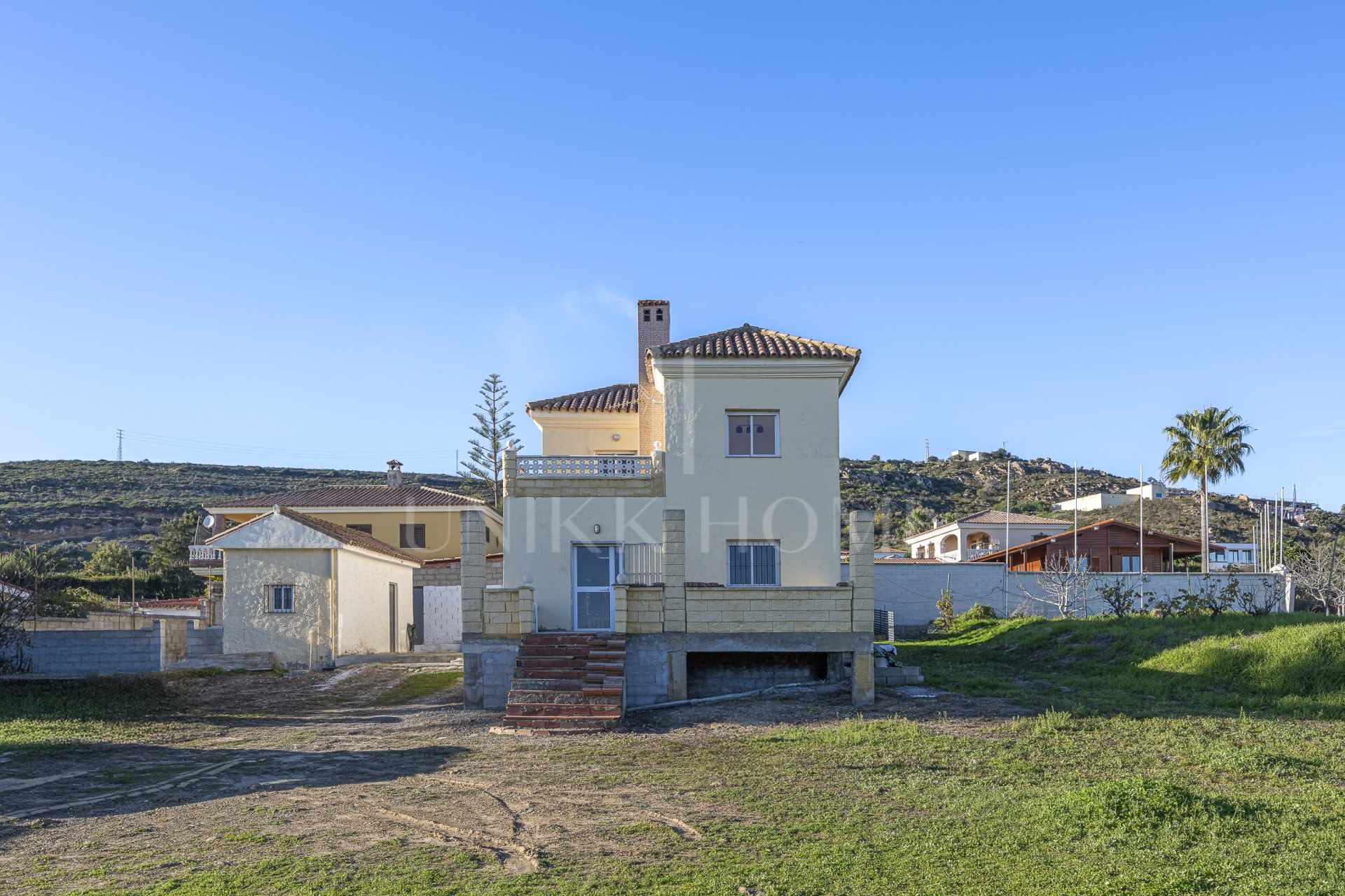 Detached Villa with Panoramic Views and Enormous Potential