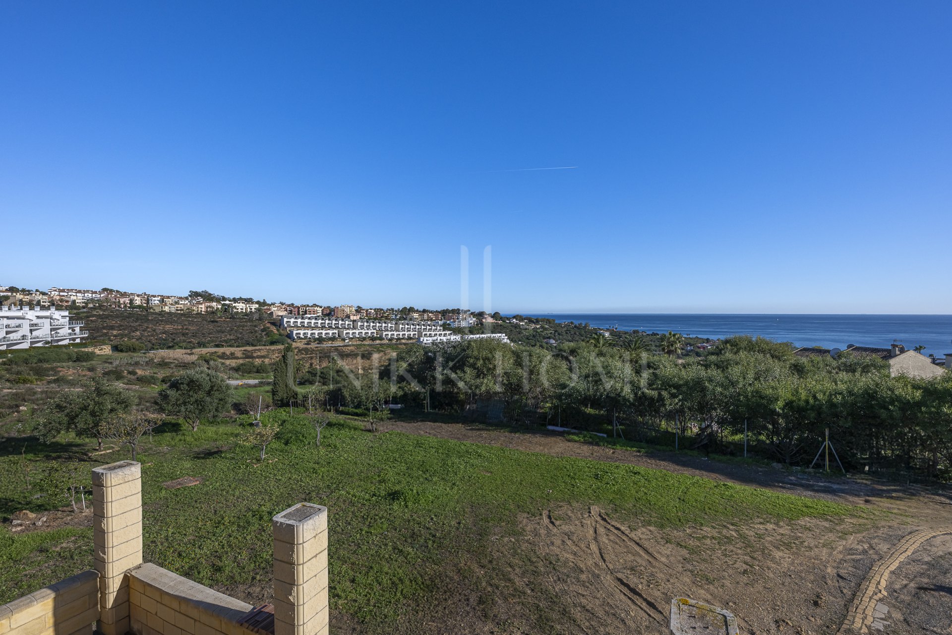 Detached Villa with Panoramic Views and Enormous Potential