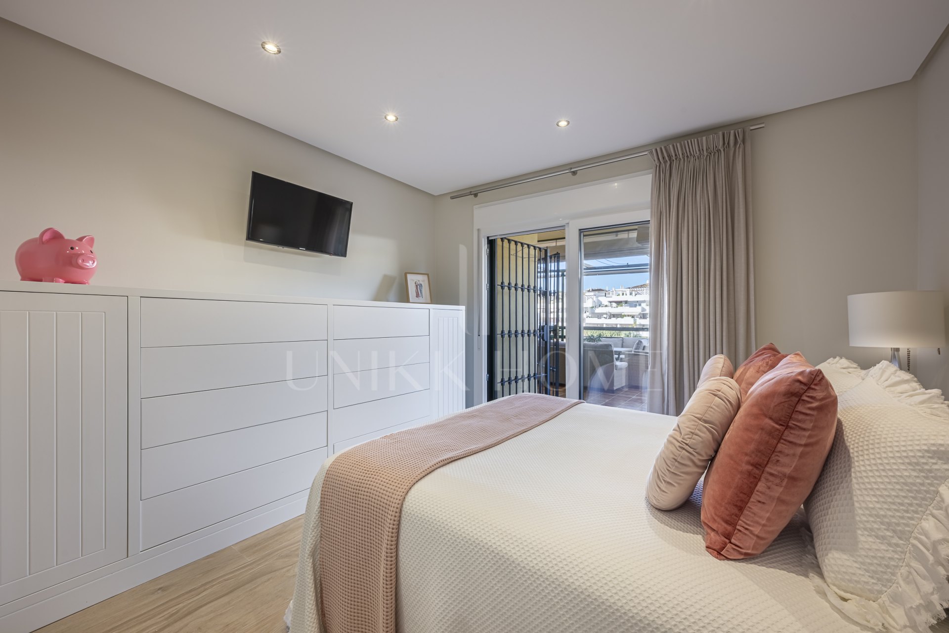 Apartamento en planta baja renovado con vistas al mar en Las Joyas, Estepona Este