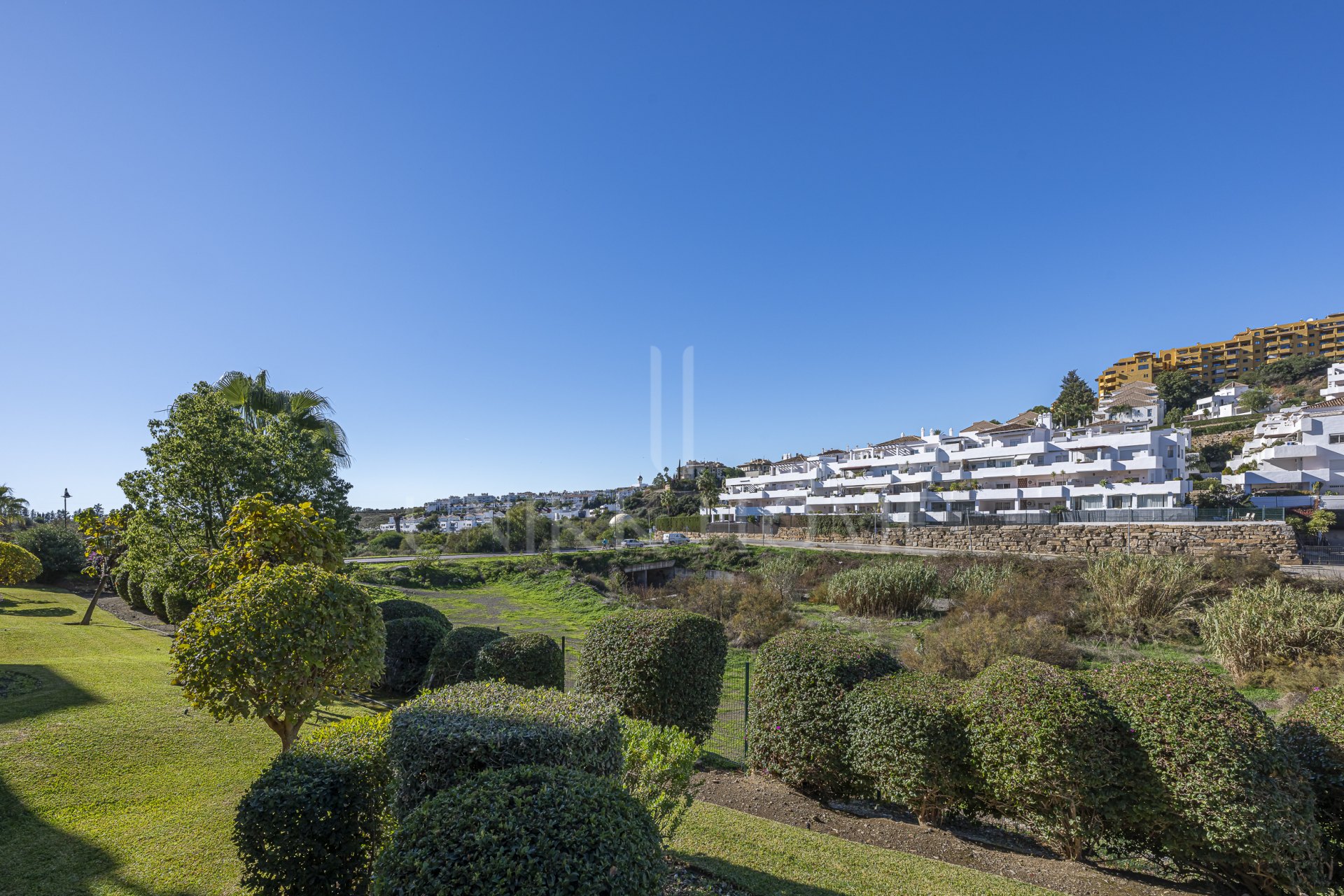 Apartamento en planta baja renovado con vistas al mar en Las Joyas, Estepona Este