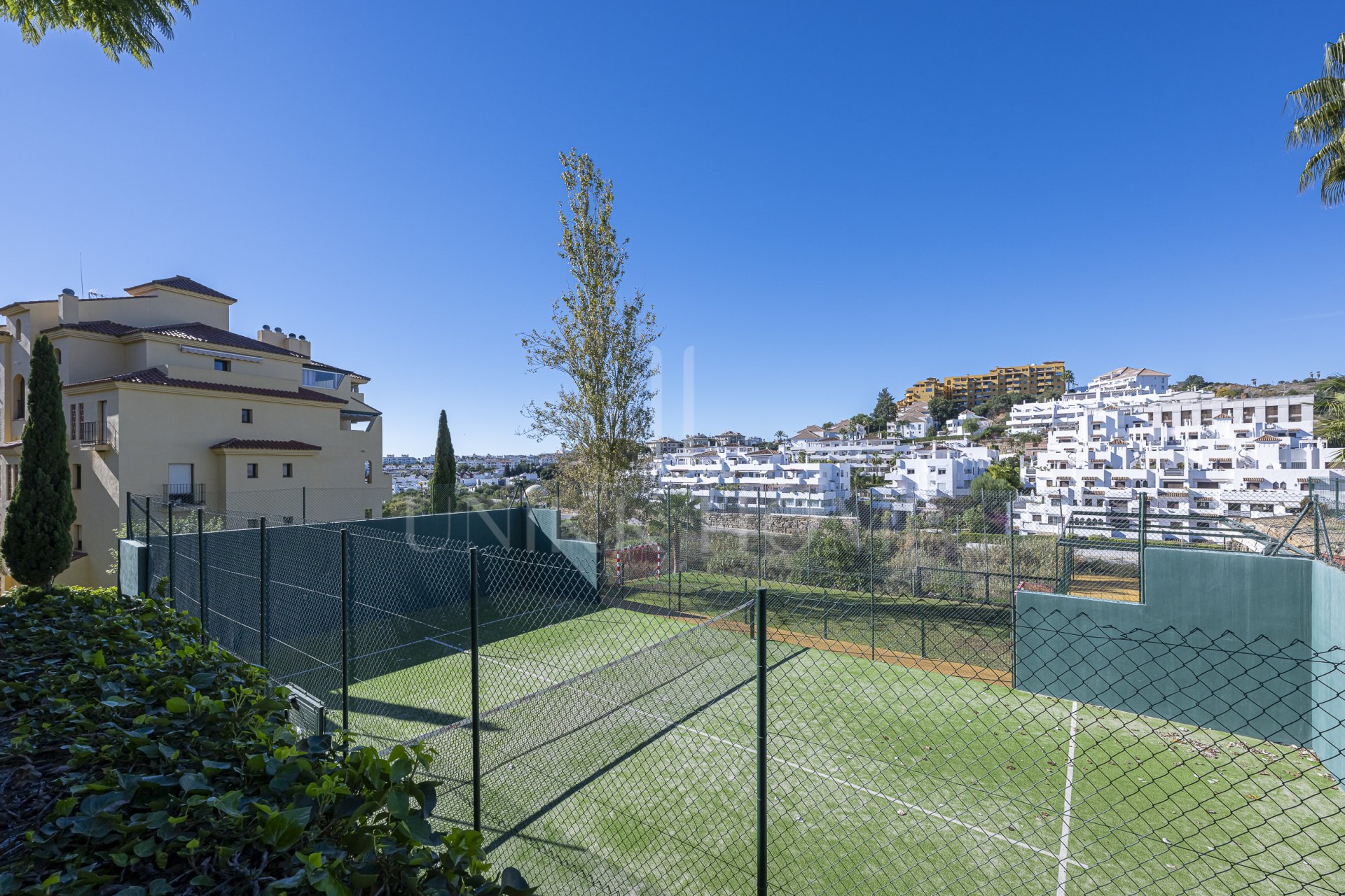 Apartamento en planta baja renovado con vistas al mar en Las Joyas, Estepona Este