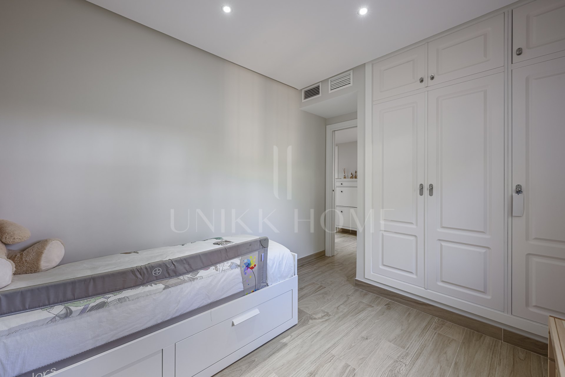 Apartamento en planta baja renovado con vistas al mar en Las Joyas, Estepona Este