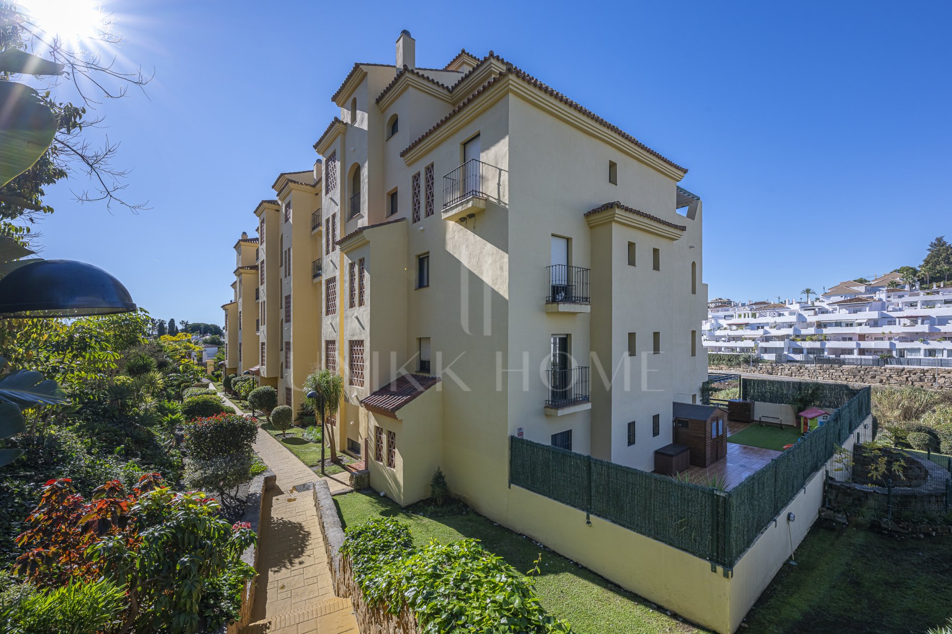 Apartamento en planta baja renovado con vistas al mar en Las Joyas, Estepona Este